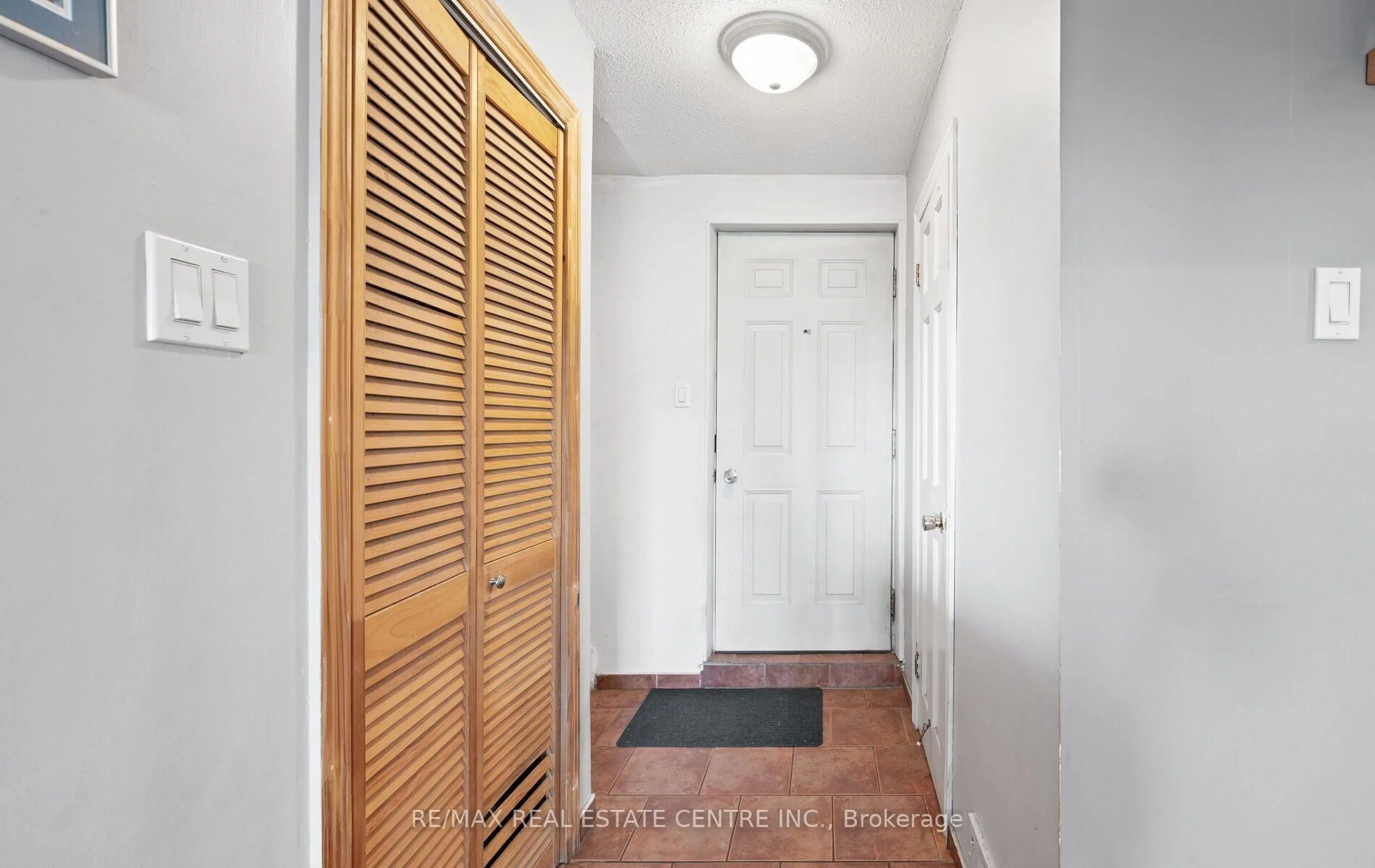 Indoor entryway for 2170 Bromsgrove Rd #2, Mississauga Ontario L5J 4J2