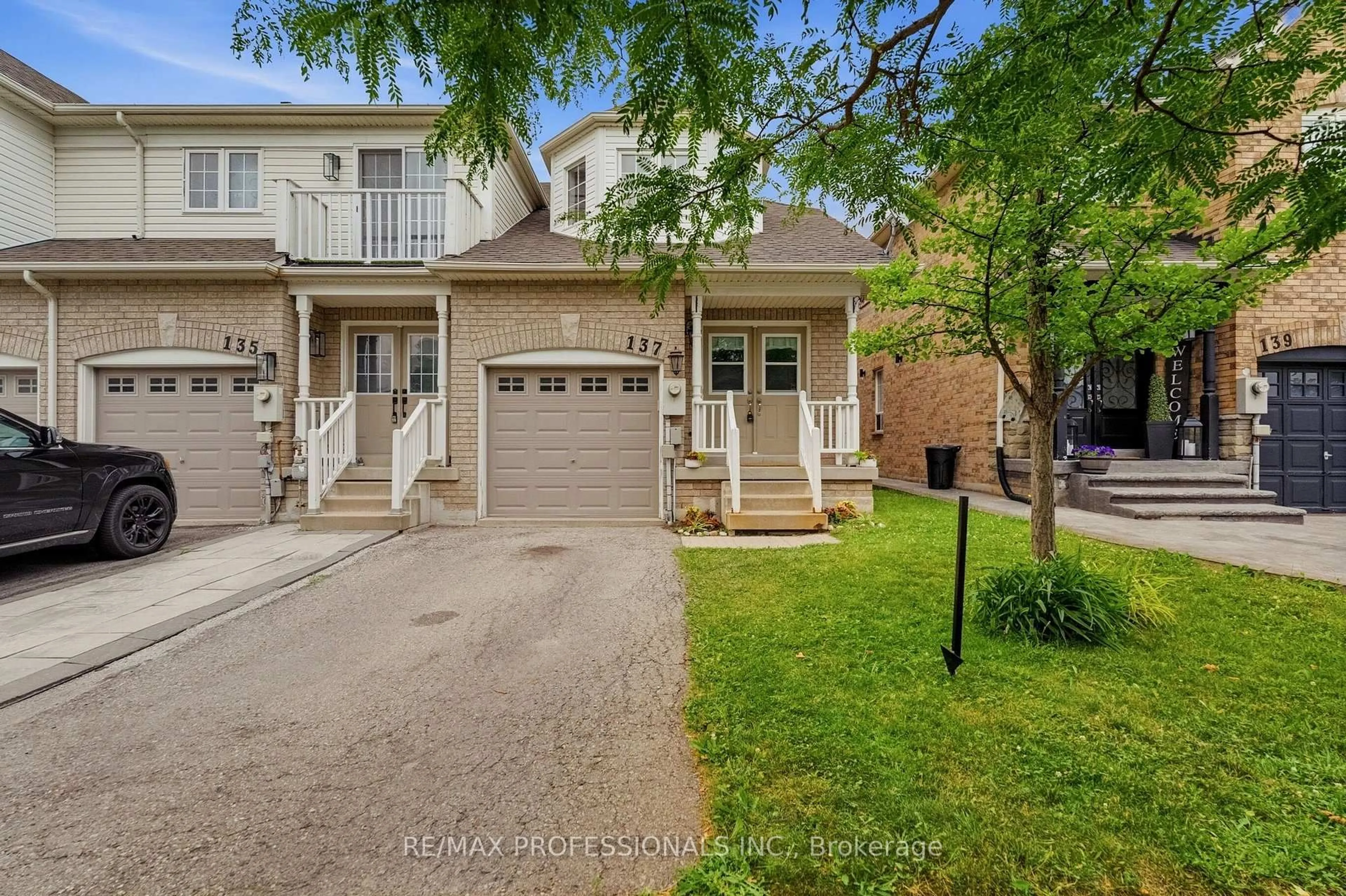 A pic from outside/outdoor area/front of a property/back of a property/a pic from drone, street for 137 Dominion Gardens Dr, Halton Hills Ontario L7G 6B6