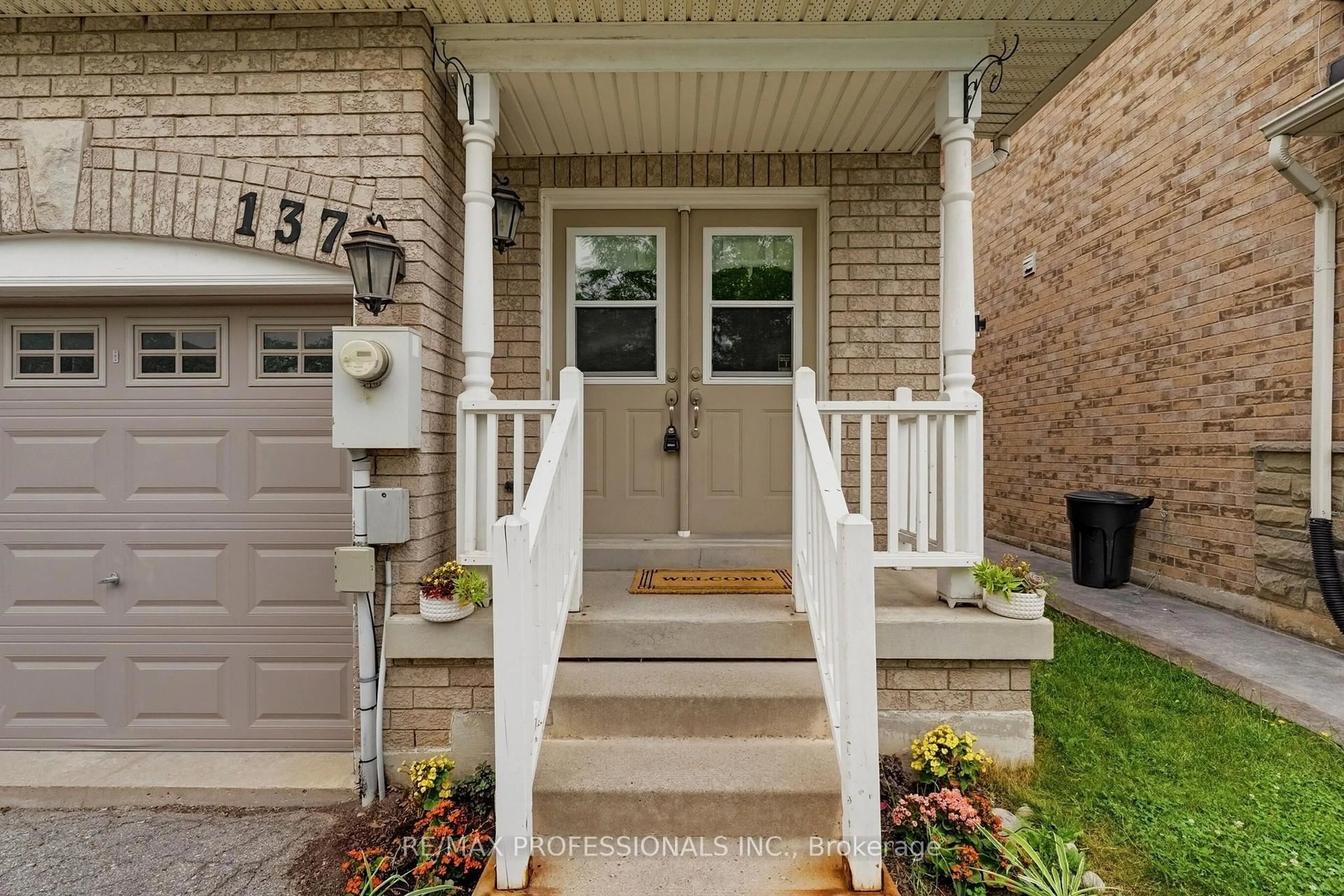 Indoor entryway for 137 Dominion Gardens Dr, Halton Hills Ontario L7G 6B6