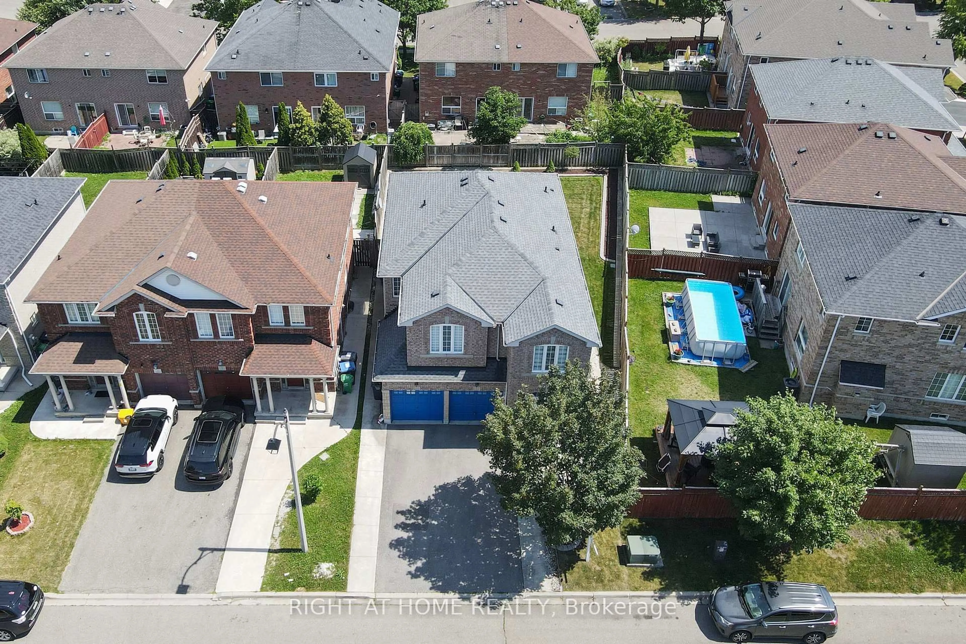 A pic from outside/outdoor area/front of a property/back of a property/a pic from drone, street for 3 SILVERBELL Crt, Brampton Ontario L7A 3V3