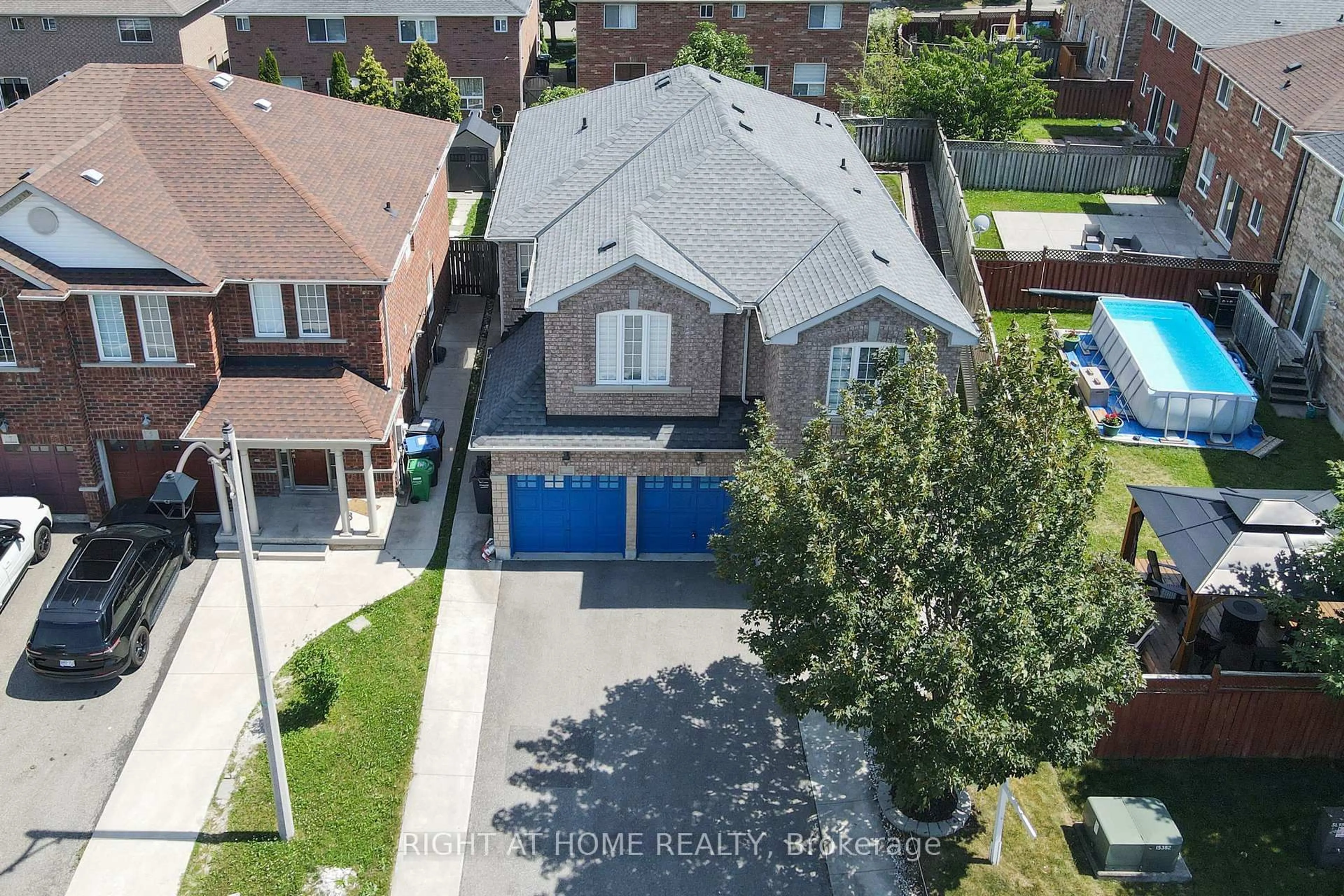 A pic from outside/outdoor area/front of a property/back of a property/a pic from drone, street for 3 SILVERBELL Crt, Brampton Ontario L7A 3V3
