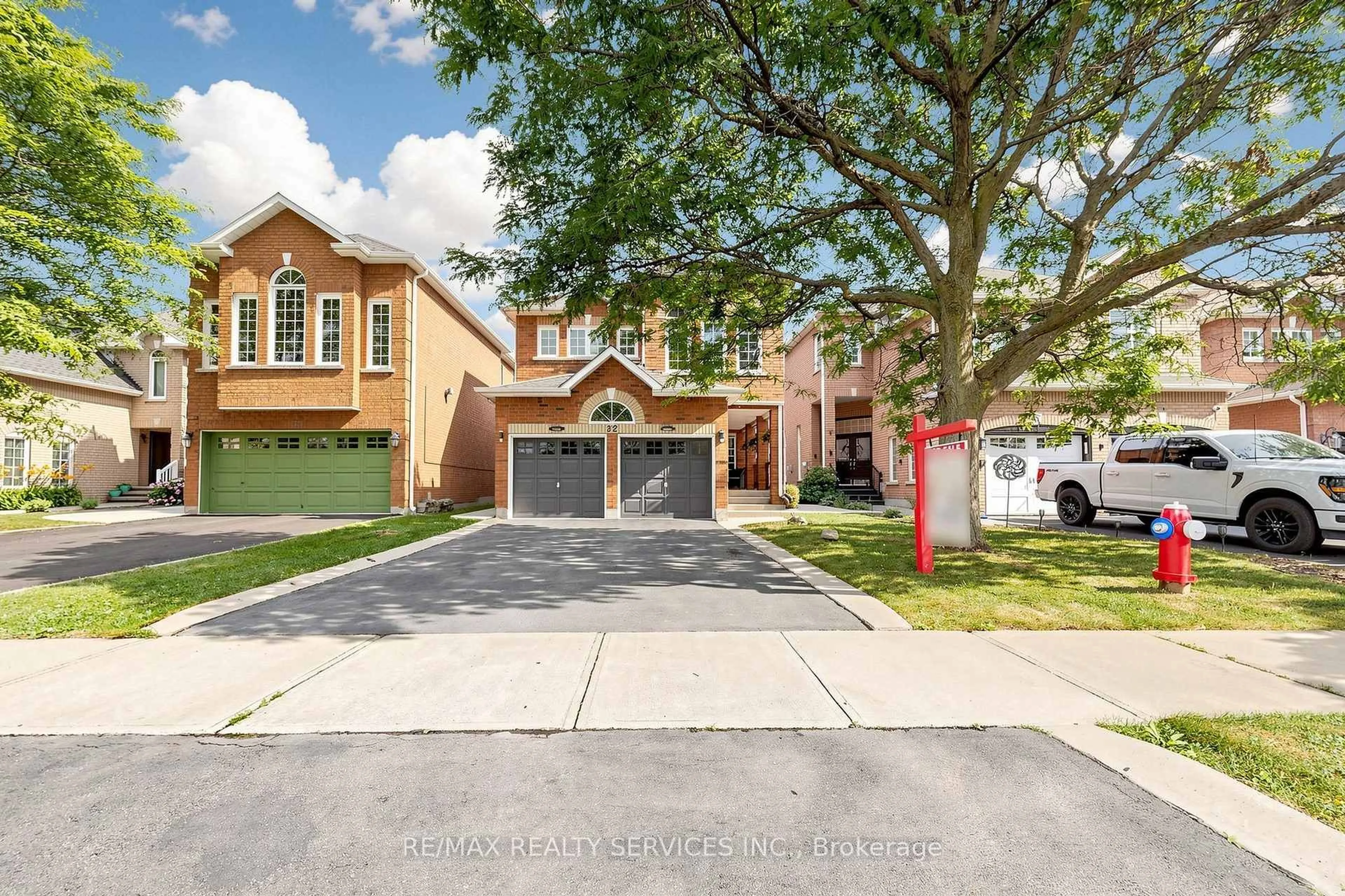 Home with brick exterior material, street for 32 Hillpath Cres, Brampton Ontario L6Z 4T9