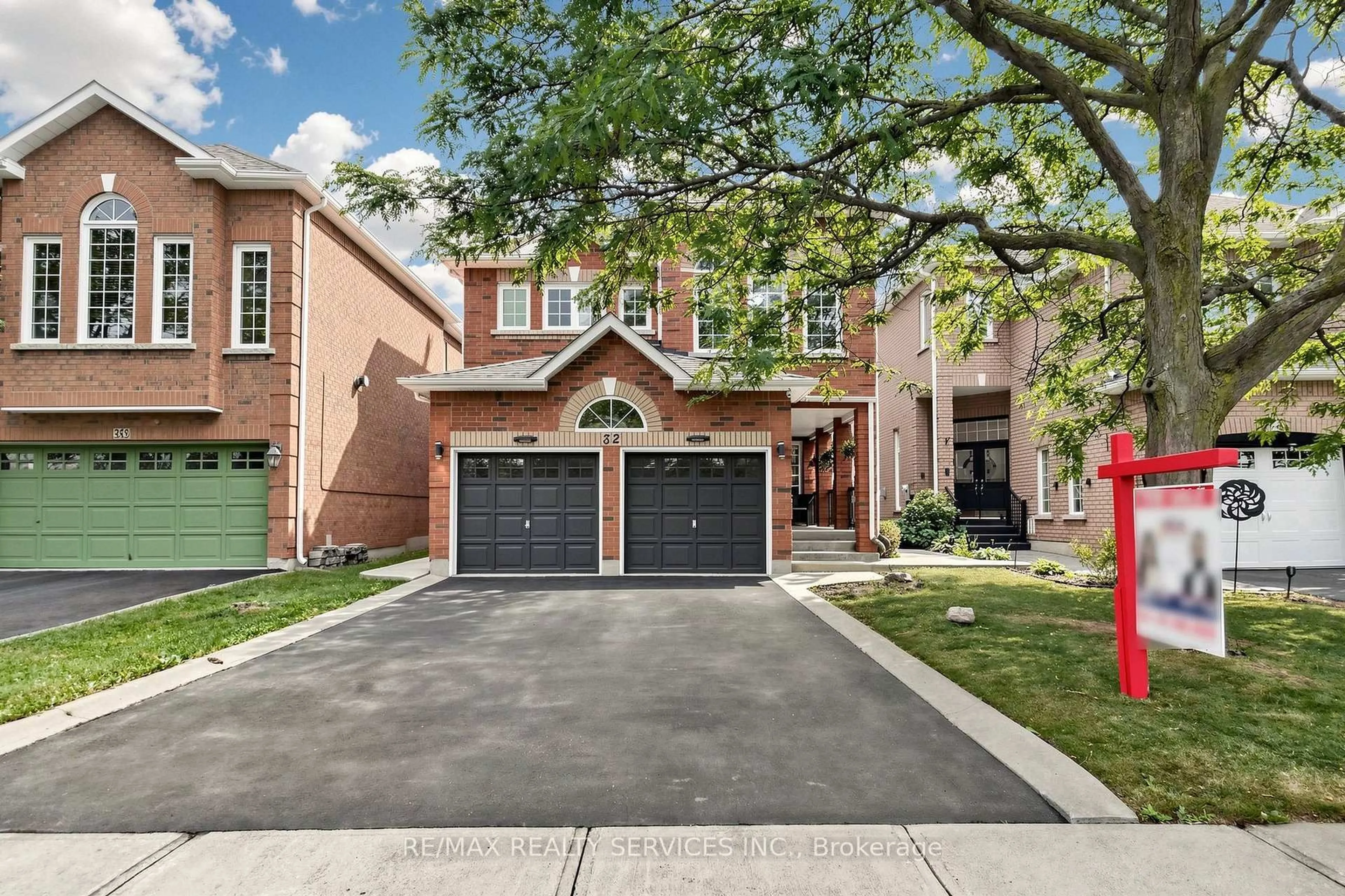 Home with brick exterior material, street for 32 Hillpath Cres, Brampton Ontario L6Z 4T9