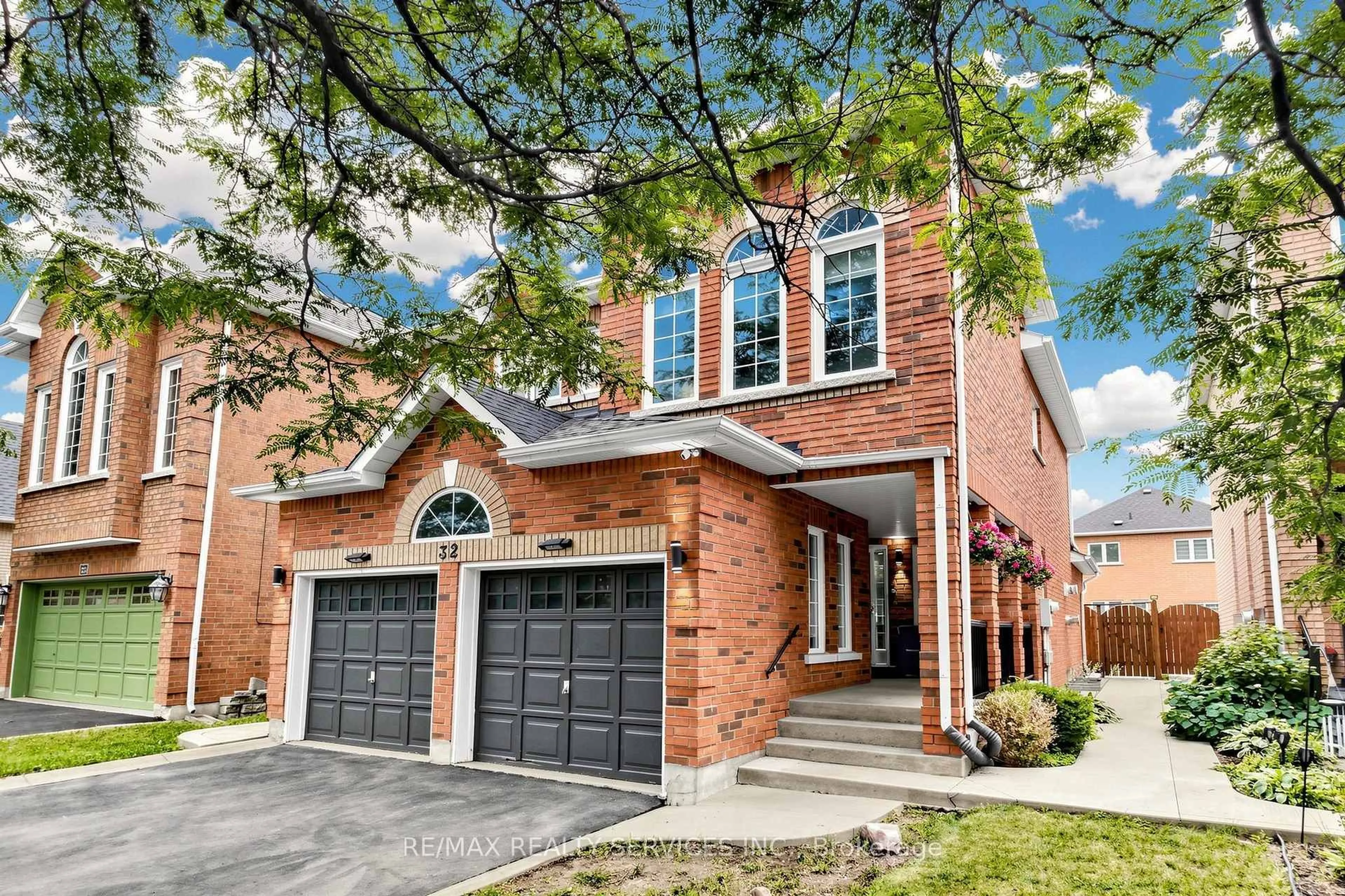 Home with brick exterior material, street for 32 Hillpath Cres, Brampton Ontario L6Z 4T9