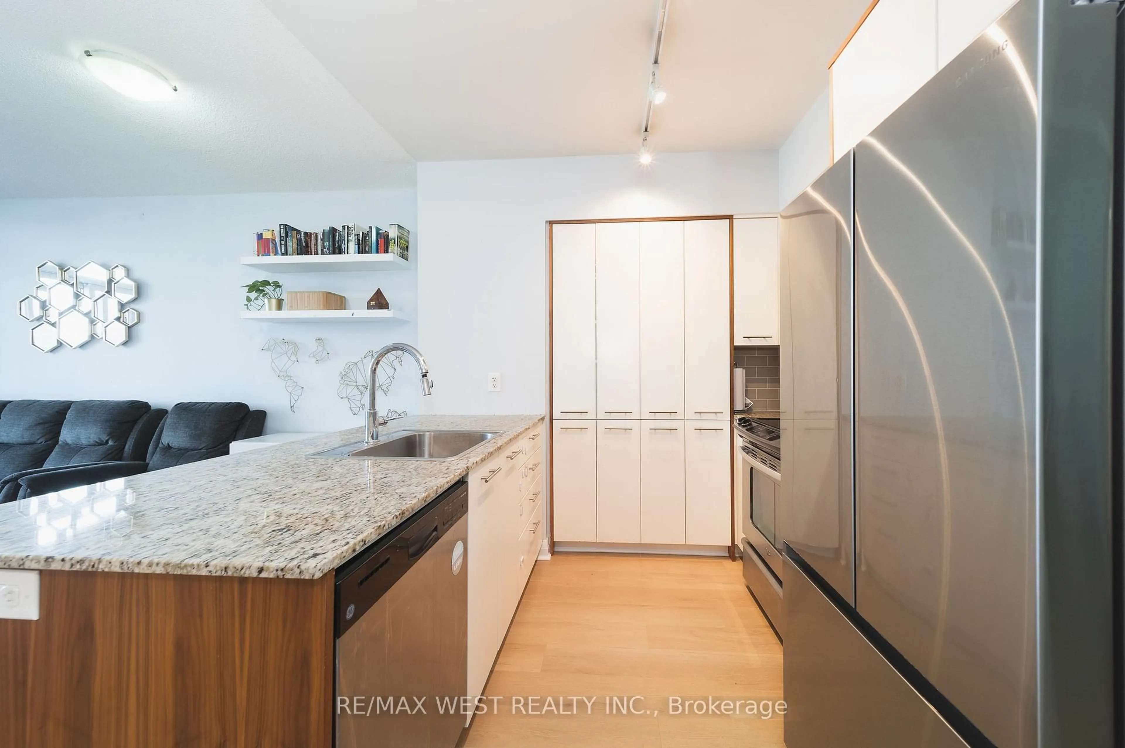 Standard kitchen, unknown for 1 Valhalla Inn Rd #1206, Toronto Ontario M9B 1S9