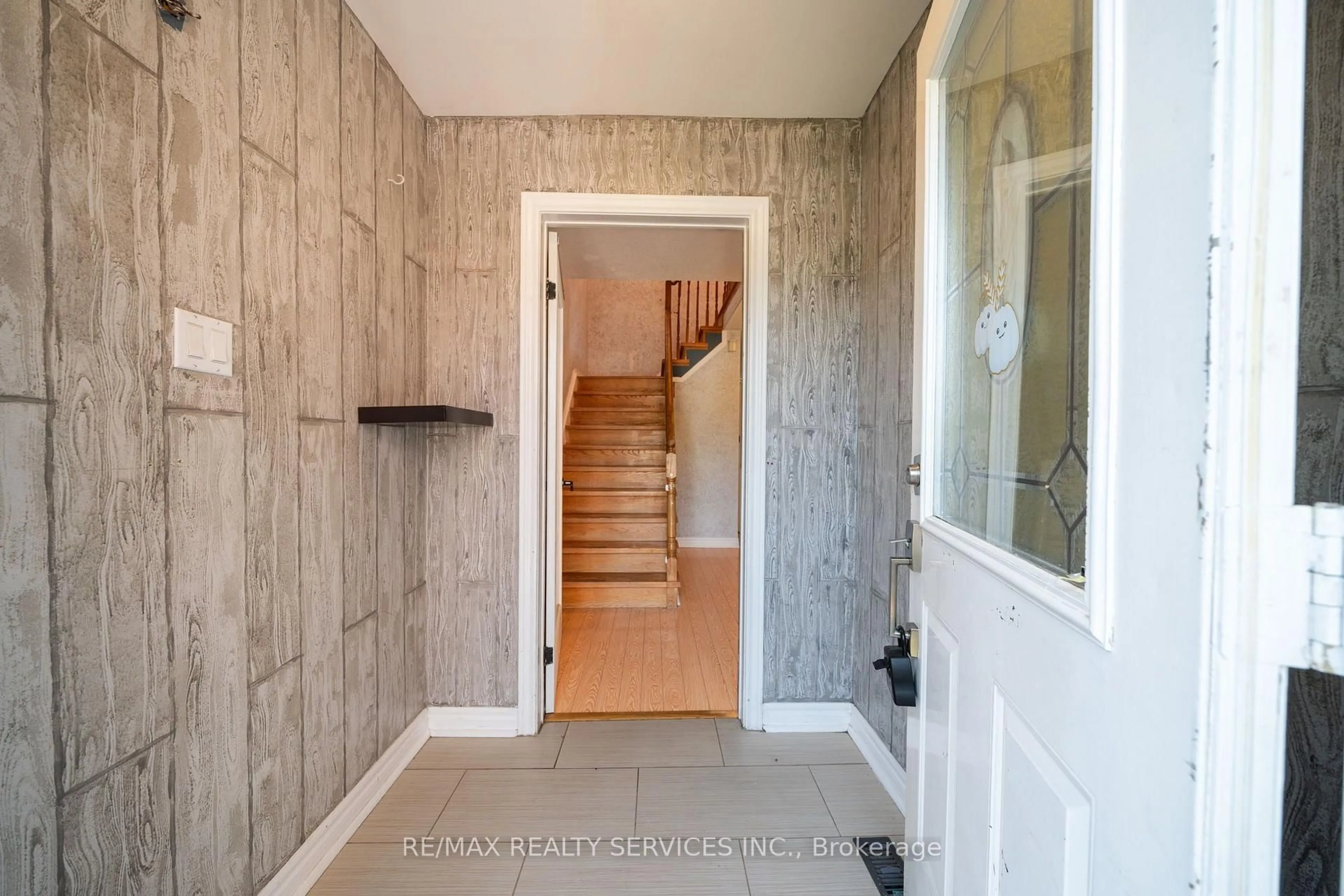 Indoor entryway for 34 Clarridge Crt, Brampton Ontario L6X 3N5