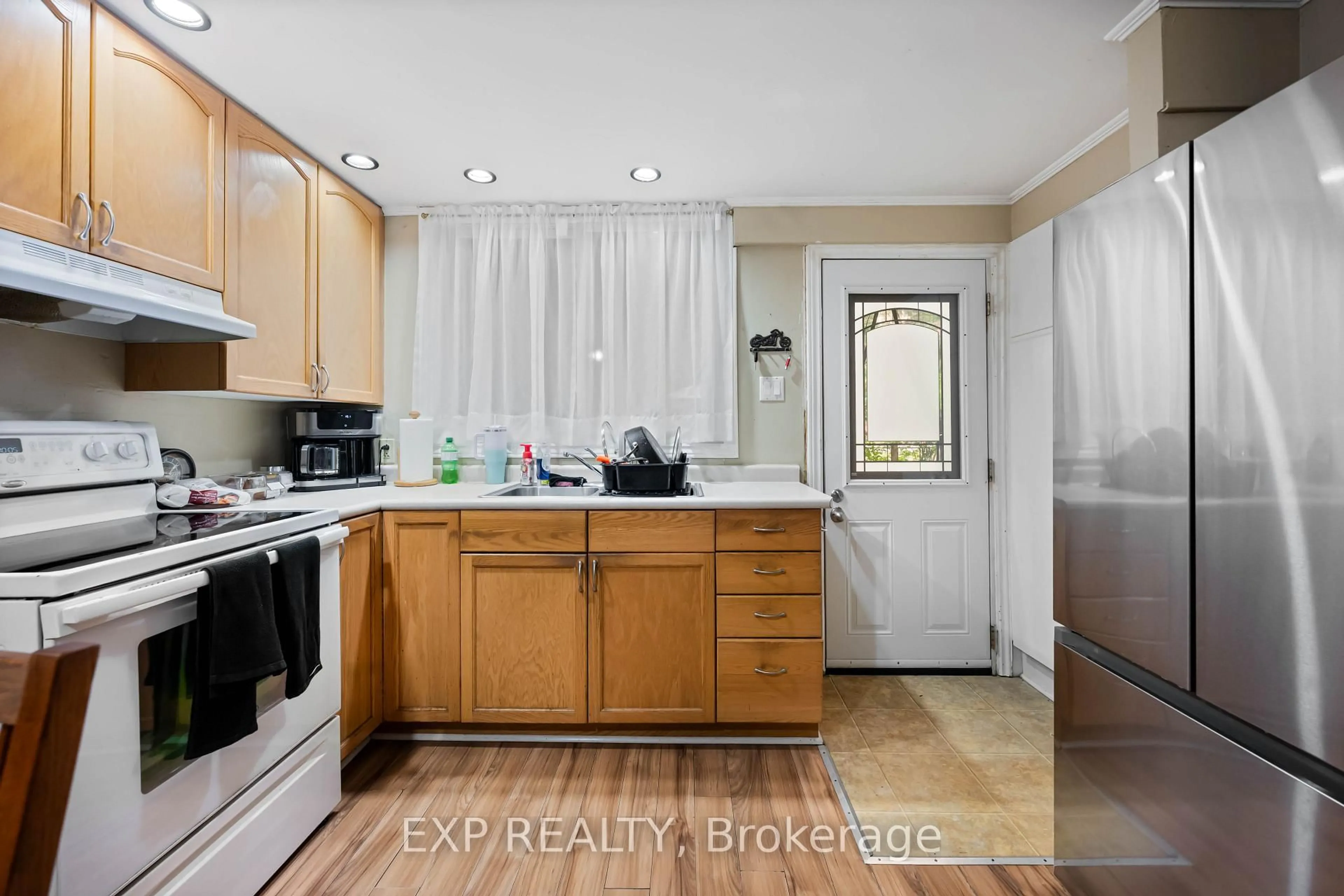 Standard kitchen, unknown for 5 Fourth Ave, Orangeville Ontario L9W 1G5