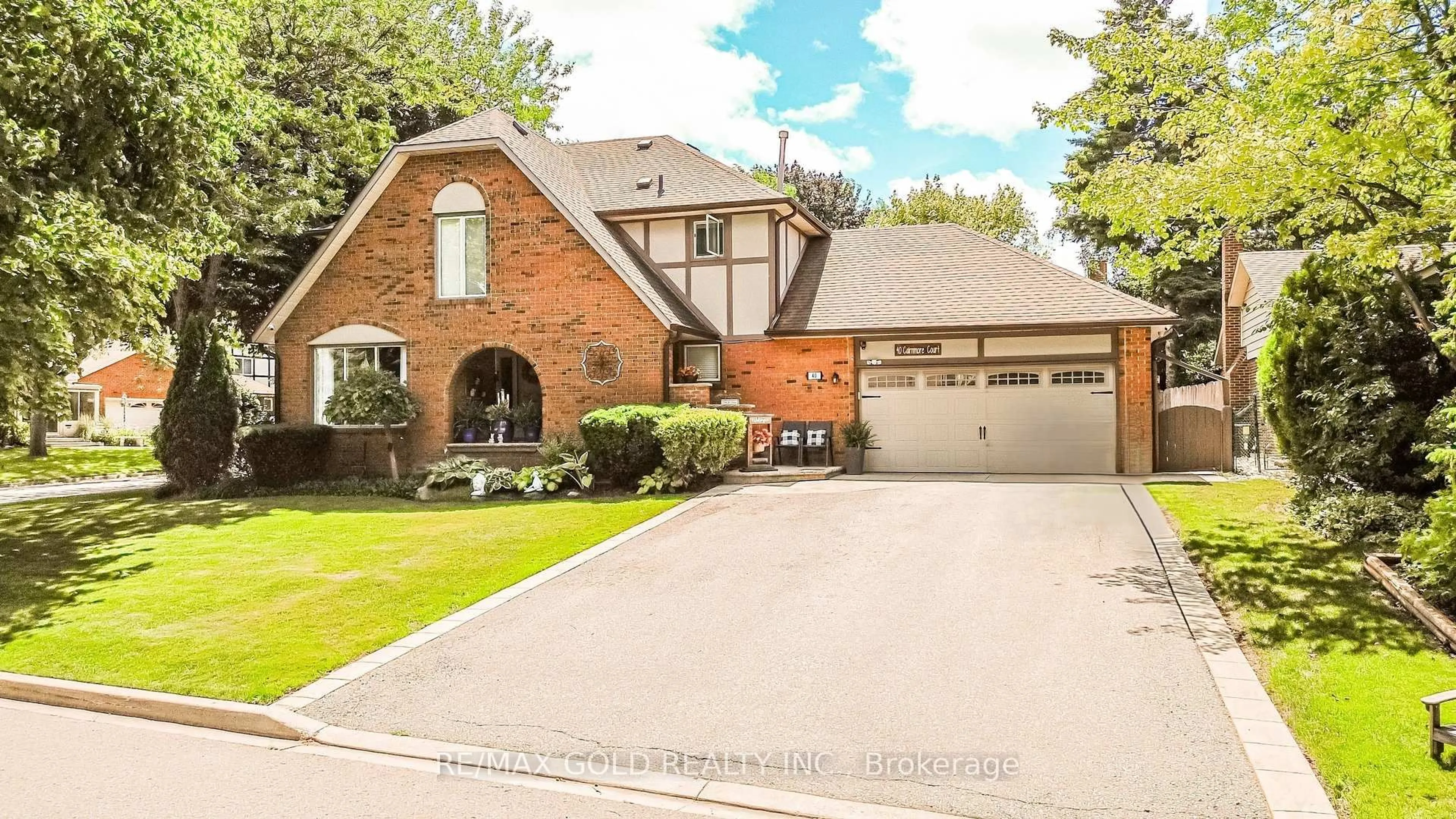 Home with brick exterior material, street for 40 Cairnmore Crt, Brampton Ontario L6Z 1T6