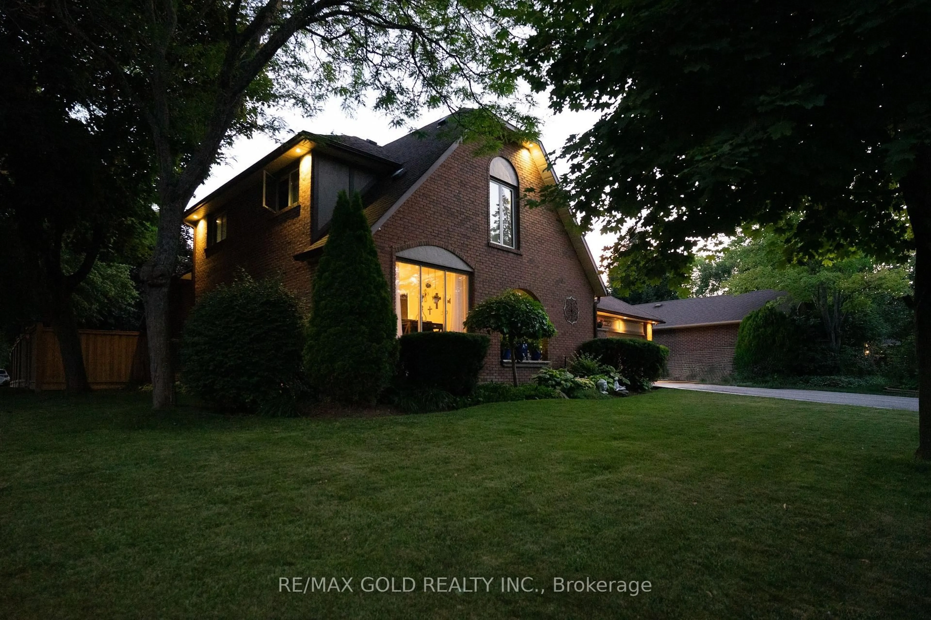 Home with brick exterior material, street for 40 Cairnmore Crt, Brampton Ontario L6Z 1T6