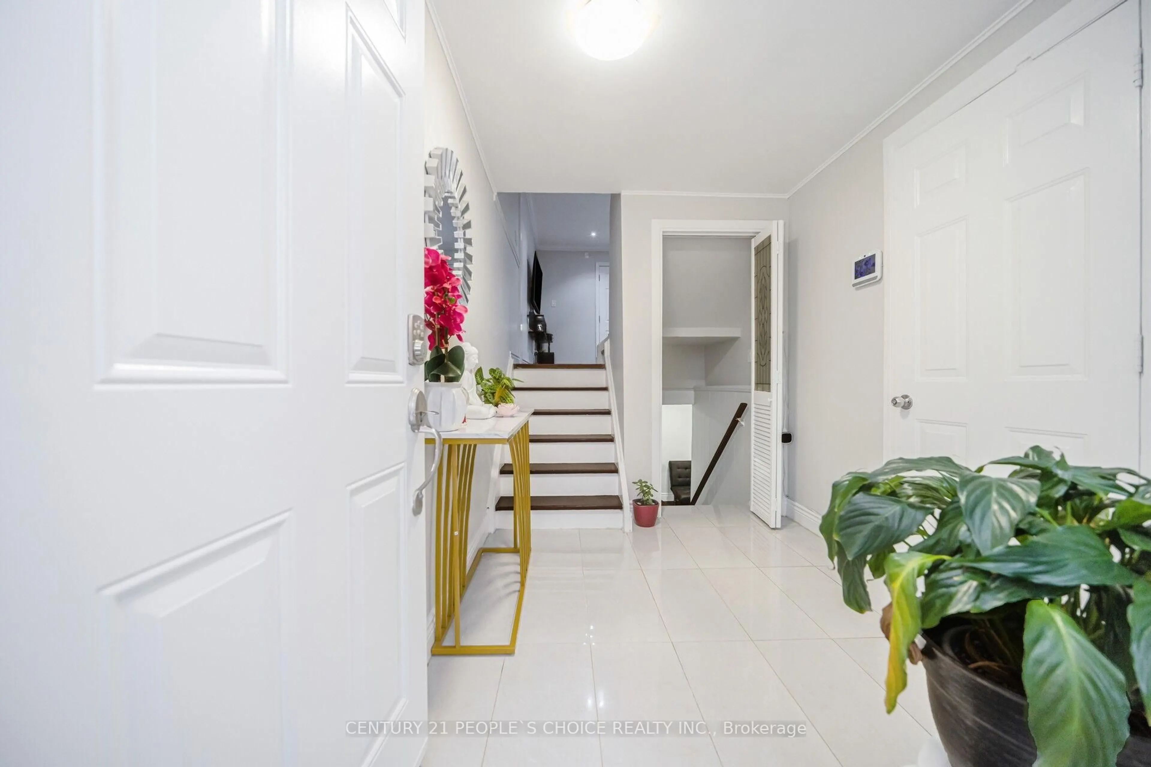 Indoor foyer for 10 Eden Park Dr, Brampton Ontario L6T 3A5