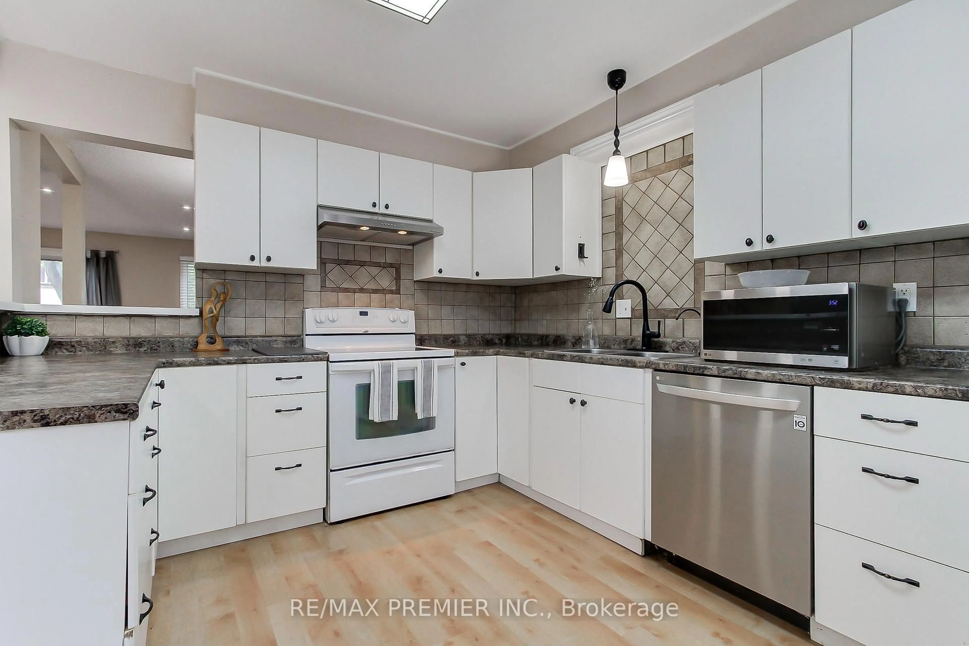 Standard kitchen, unknown for 2651 Aquitaine Ave #56, Mississauga Ontario L5N 1V5