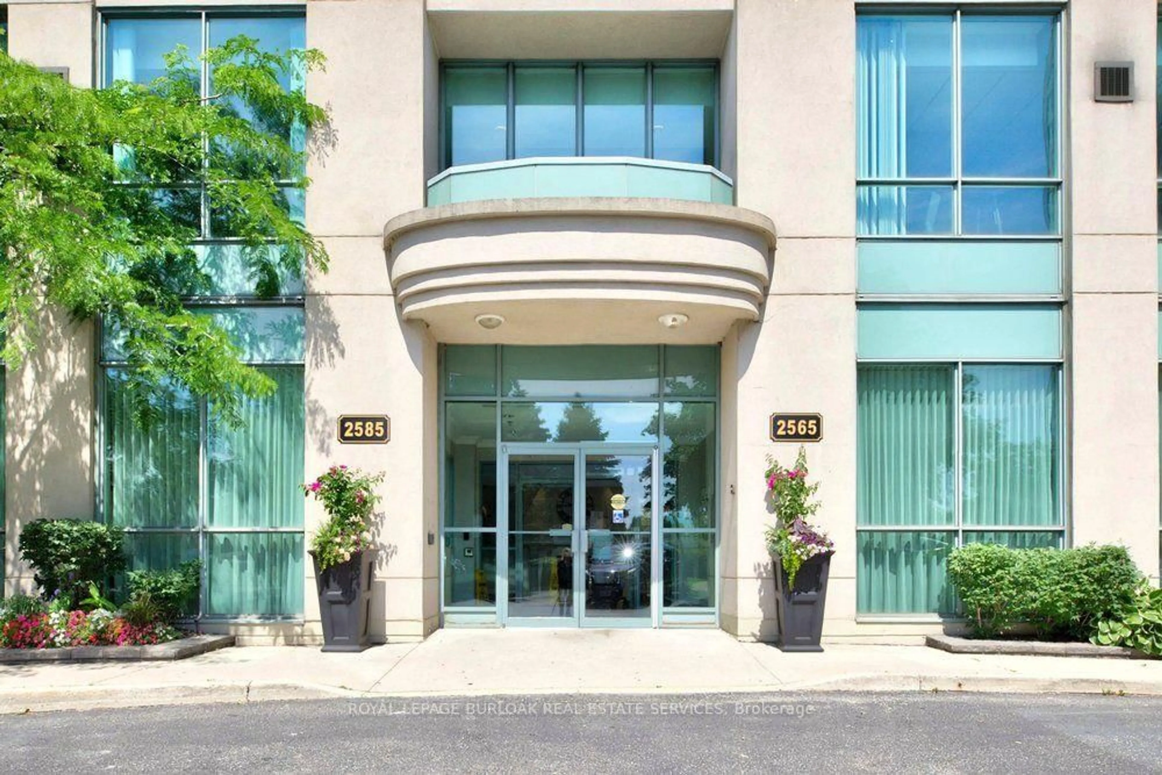 Indoor foyer for 2565 Erin Centre Blvd #402, Mississauga Ontario L5M 6Z8
