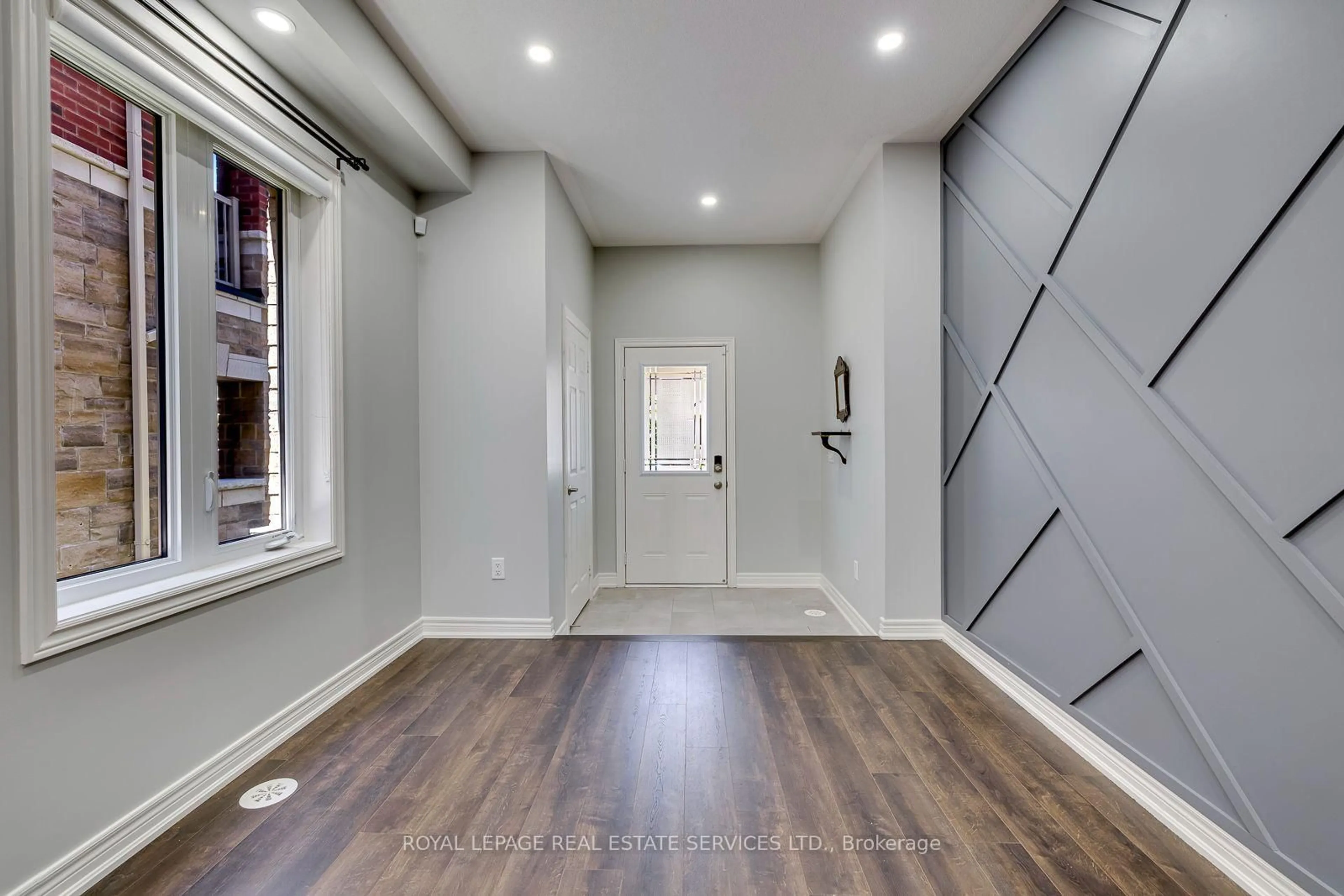 Indoor entryway for 486 Silver Maple Rd, Oakville Ontario L6H 3P6