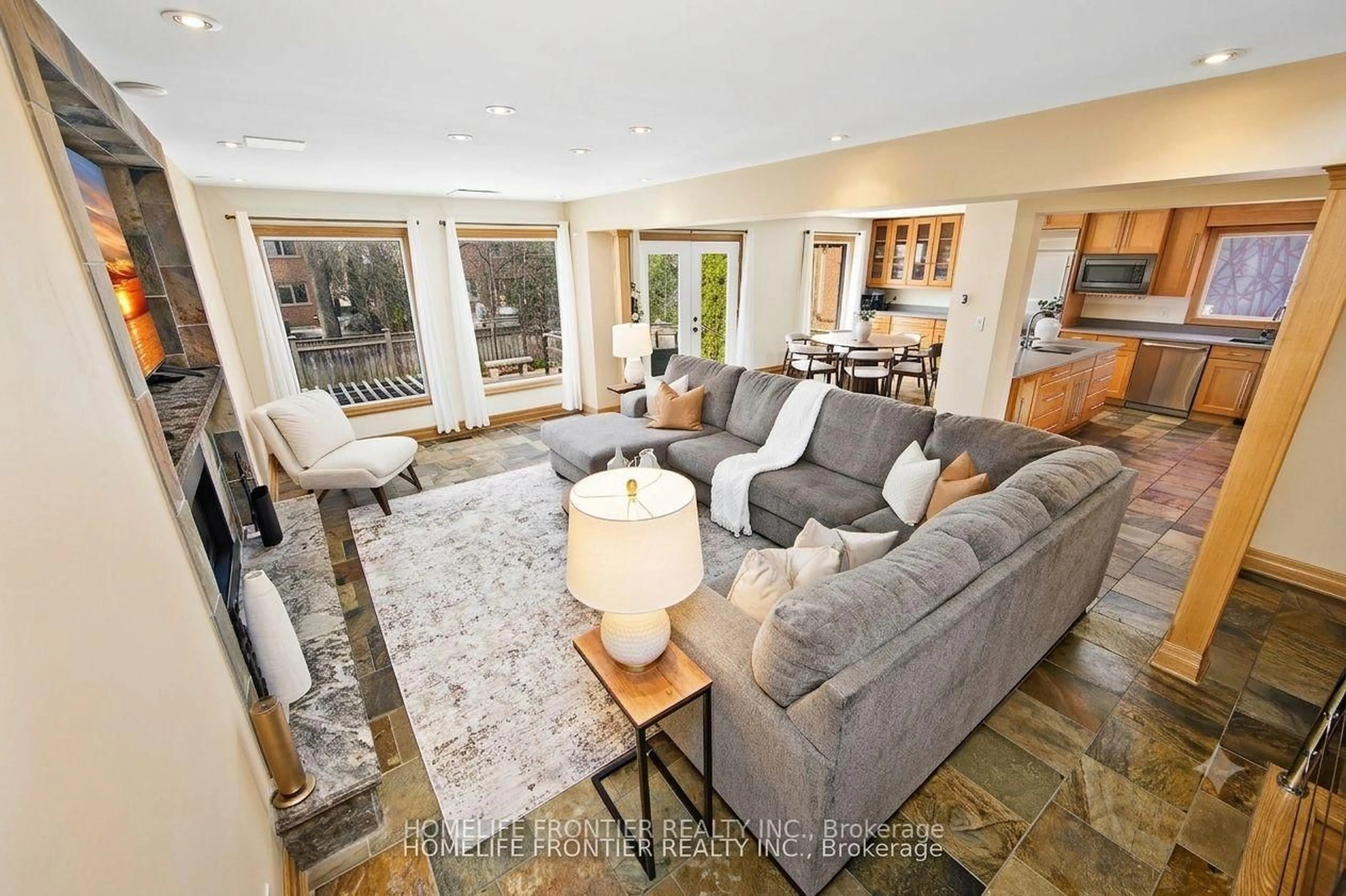 Living room with furniture, unknown for 6124 Hardesty Cres, Mississauga Ontario L5V 1B4