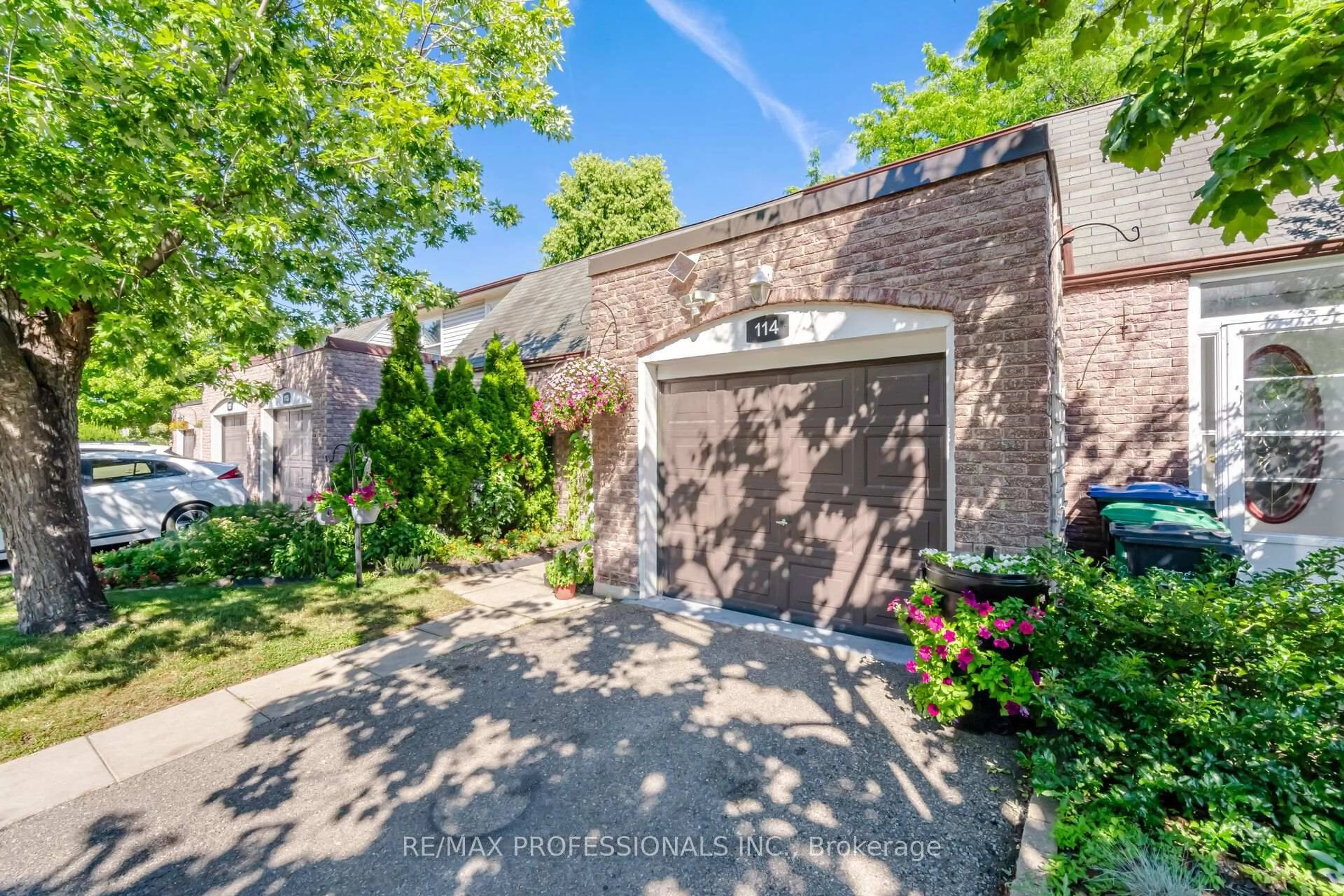 A pic from outside/outdoor area/front of a property/back of a property/a pic from drone, street for 2440 Bromsgrove Rd #114, Mississauga Ontario L5J 4J7