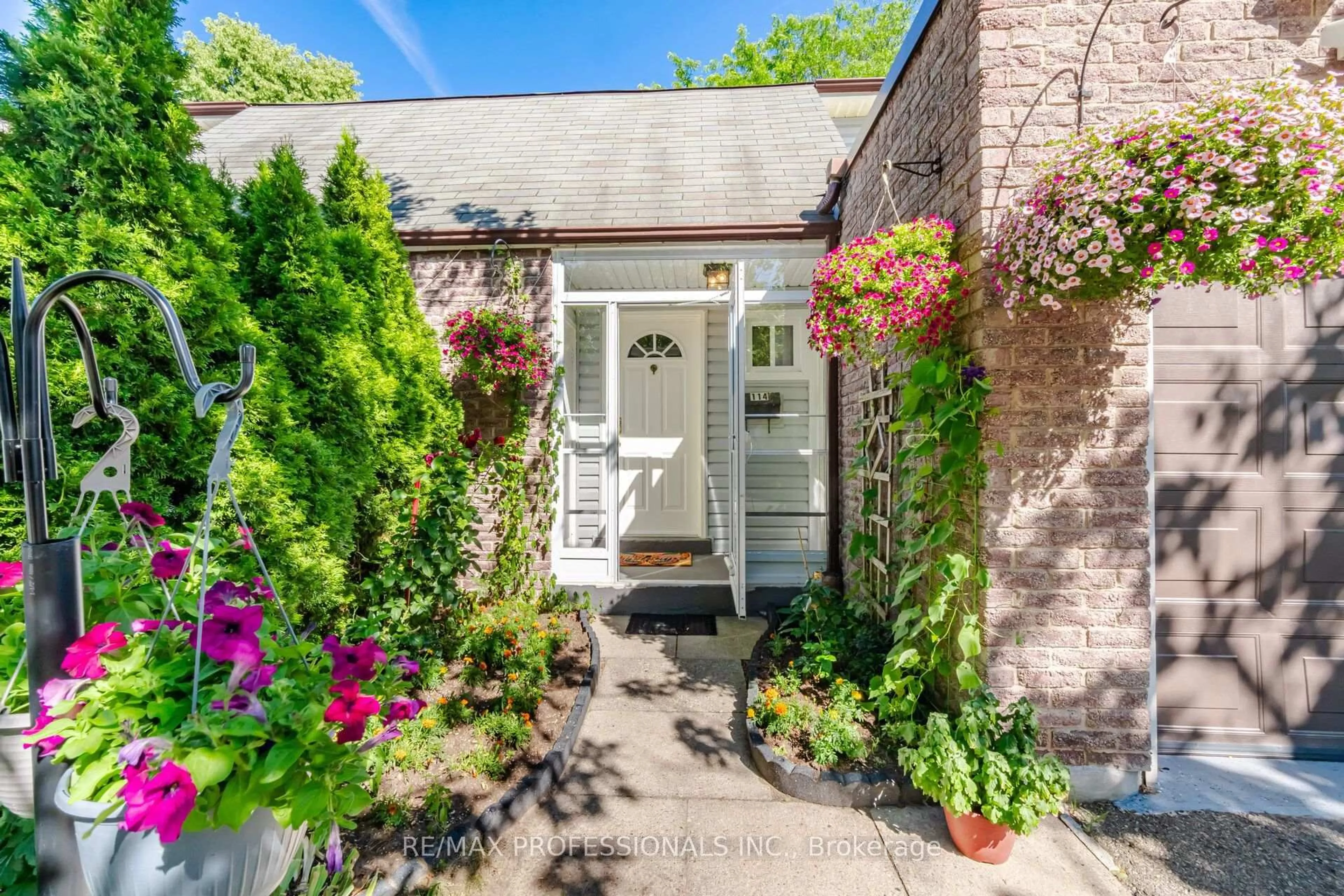 Indoor entryway for 2440 Bromsgrove Rd #114, Mississauga Ontario L5J 4J7