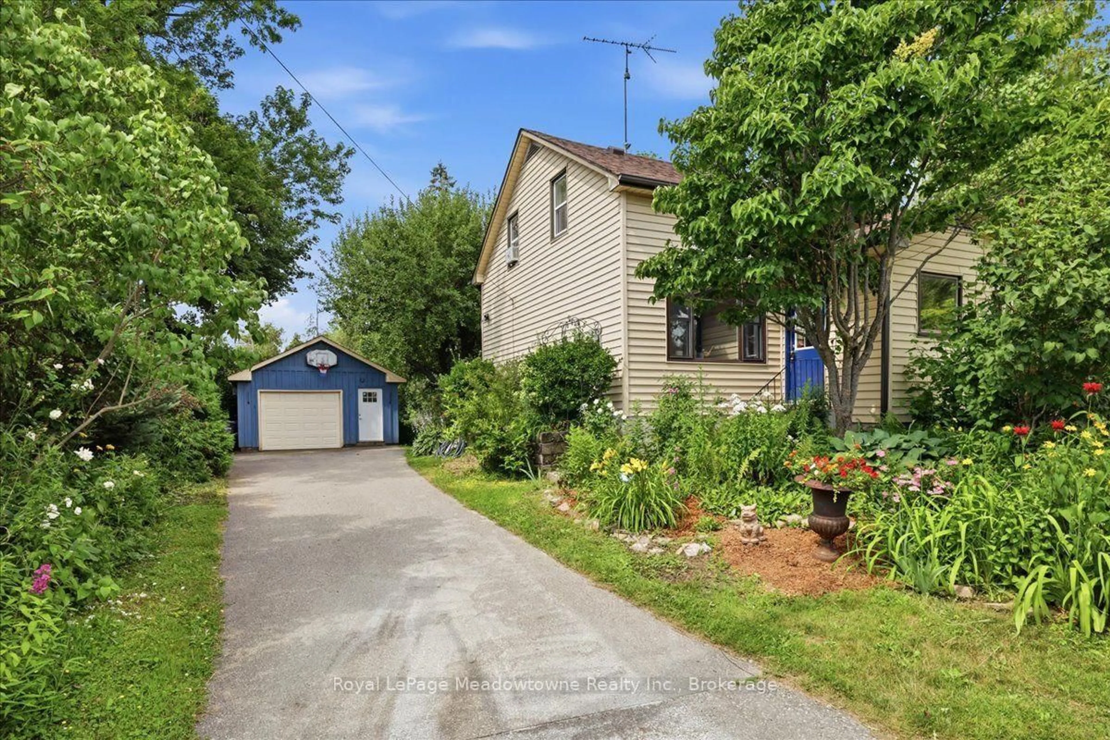A pic from outside/outdoor area/front of a property/back of a property/a pic from drone, street for 11024 First Line Nassagaweya, Milton Ontario L0P 1J0