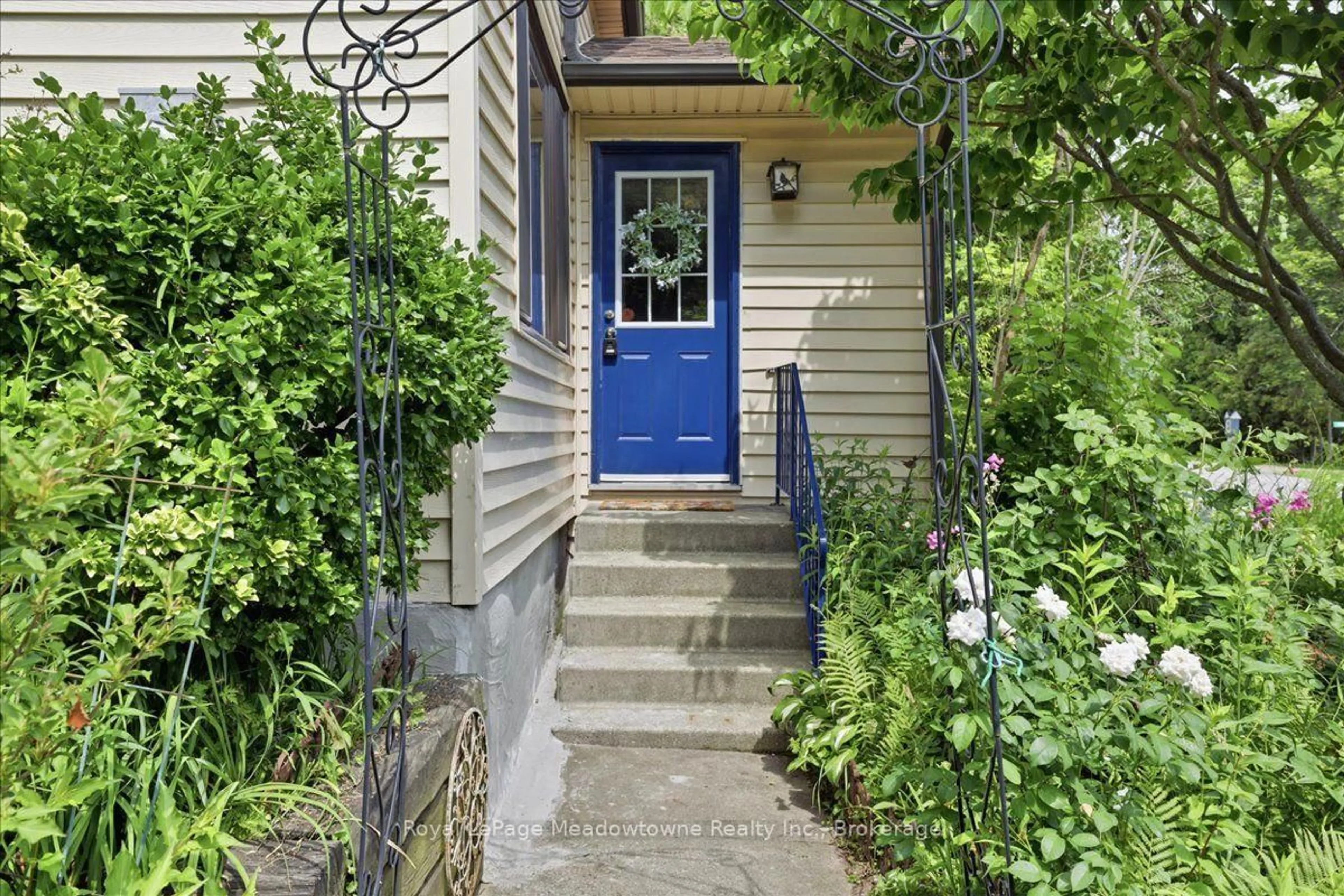 Indoor entryway for 11024 First Line Nassagaweya, Milton Ontario L0P 1J0