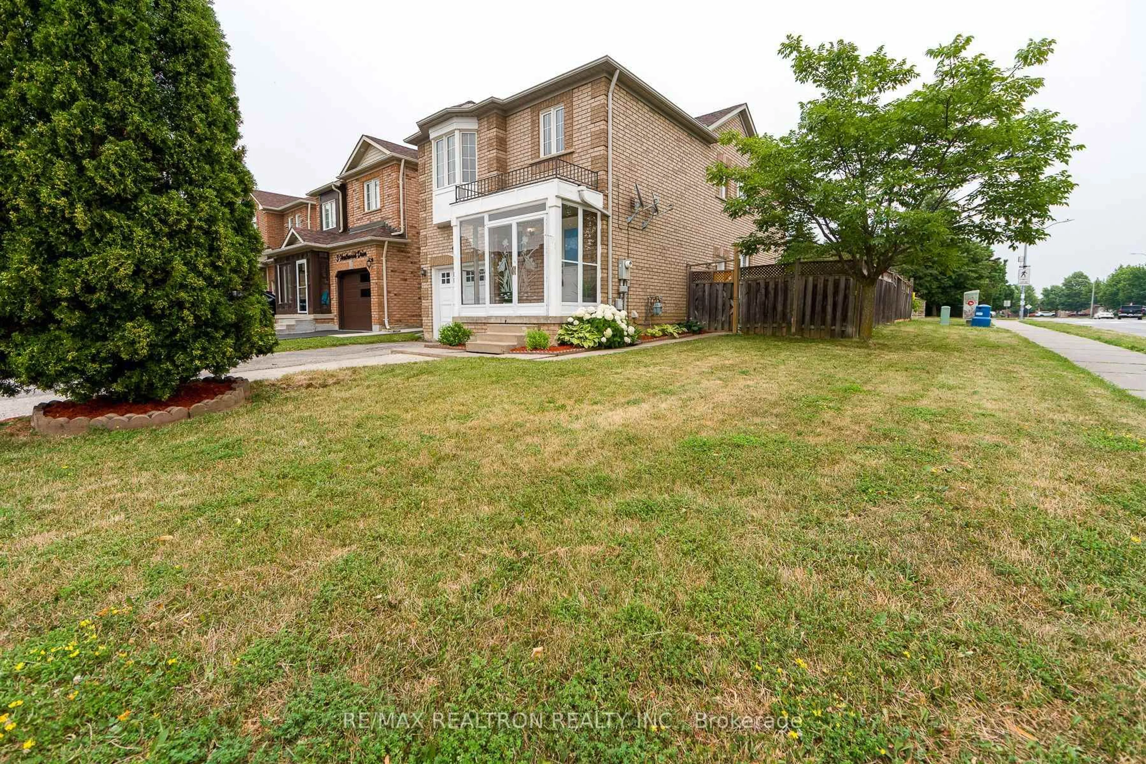 A pic from outside/outdoor area/front of a property/back of a property/a pic from drone, street for 1 Heathwood Dr, Brampton Ontario L7A 1Z6