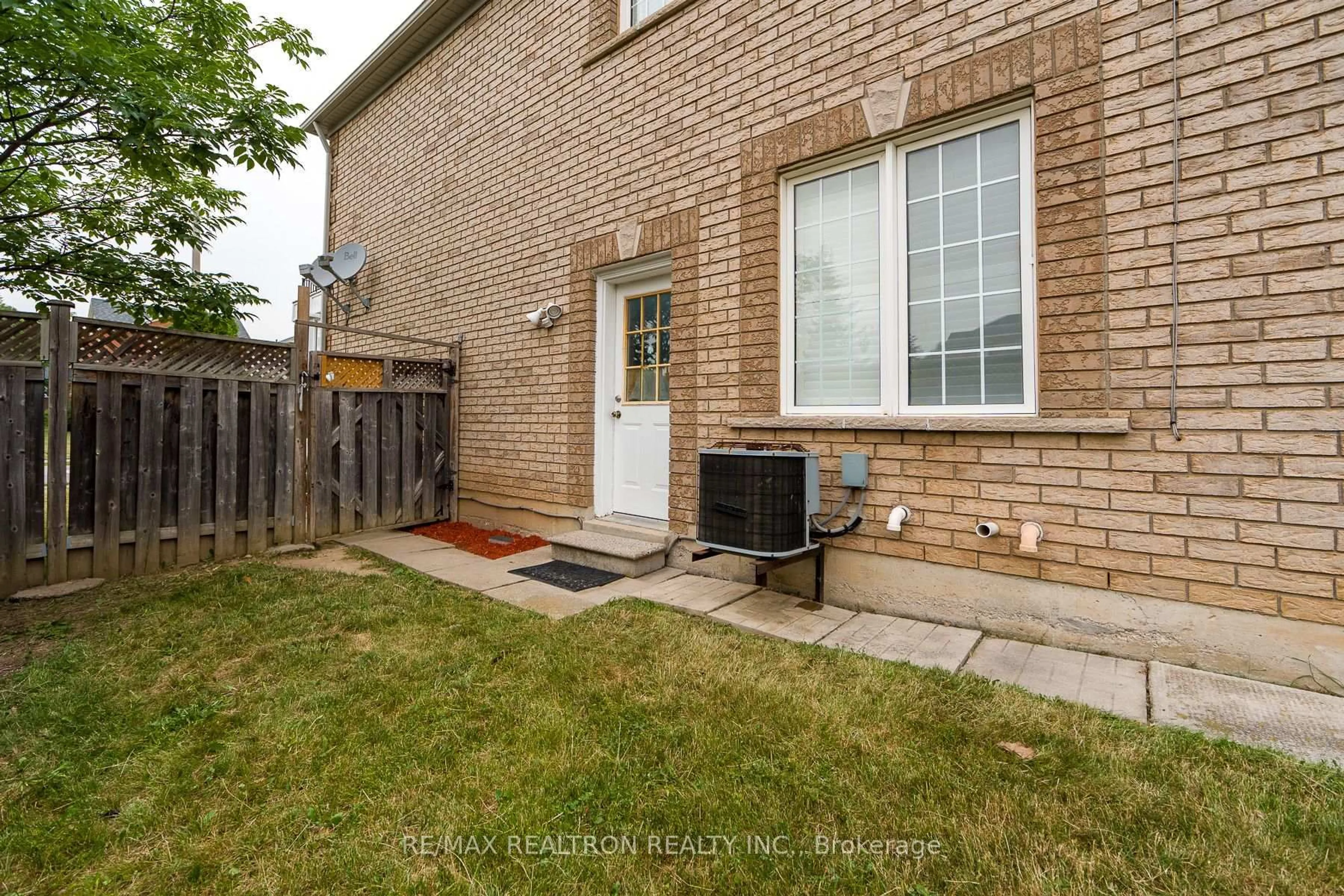 Patio, street for 1 Heathwood Dr, Brampton Ontario L7A 1Z6