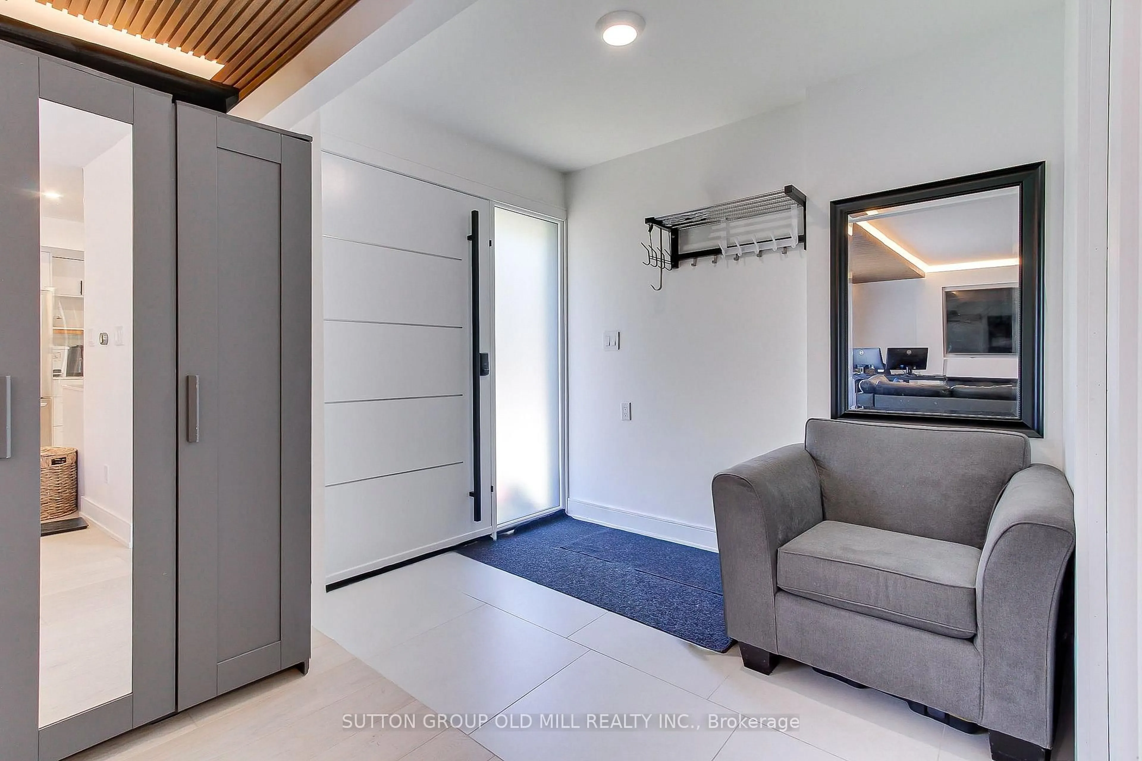 Indoor entryway for 23 Moore Park Cres, Halton Hills Ontario L7G 2T3