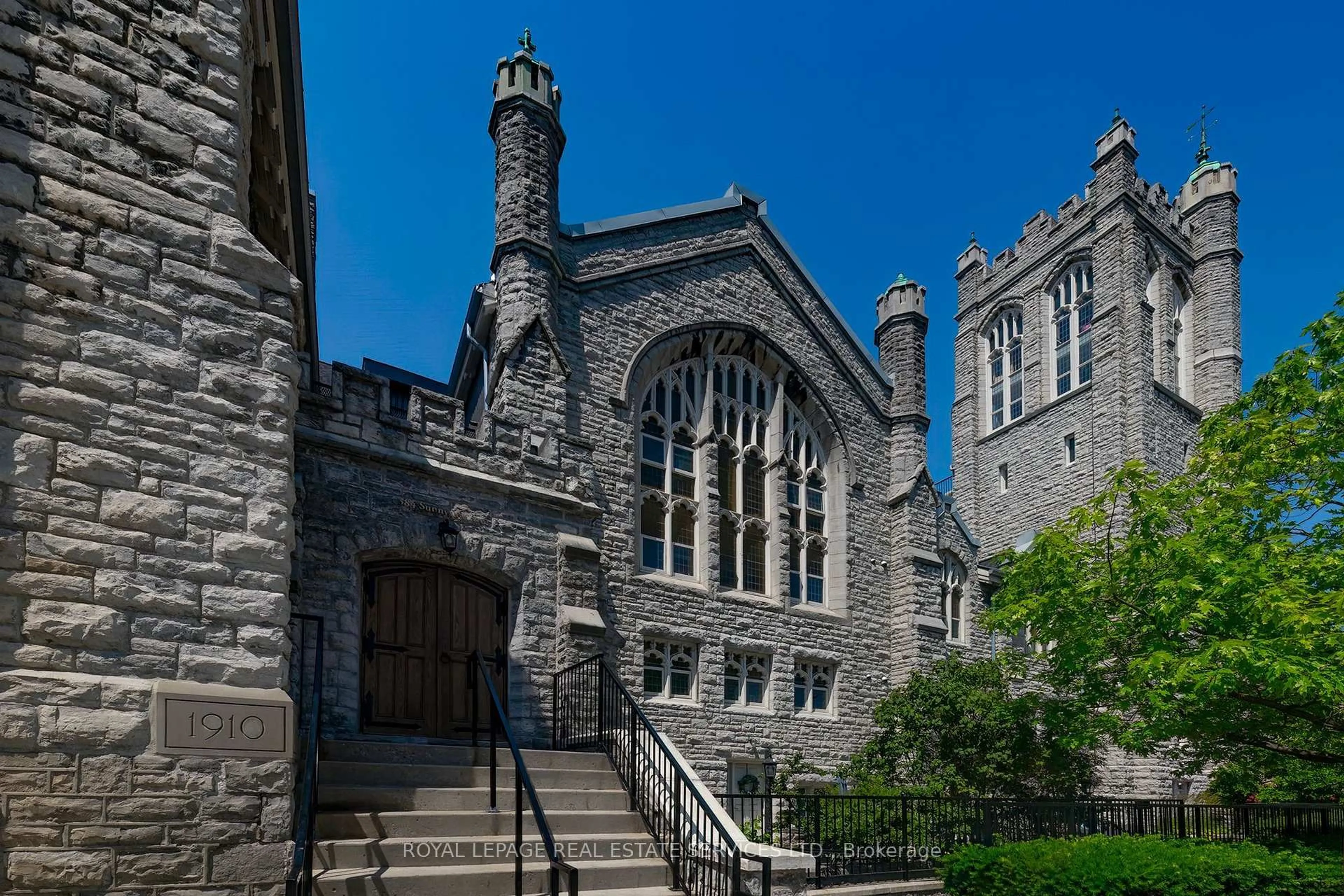 Indoor foyer for 384 Sunnyside Ave #308, Toronto Ontario M6R 2S1