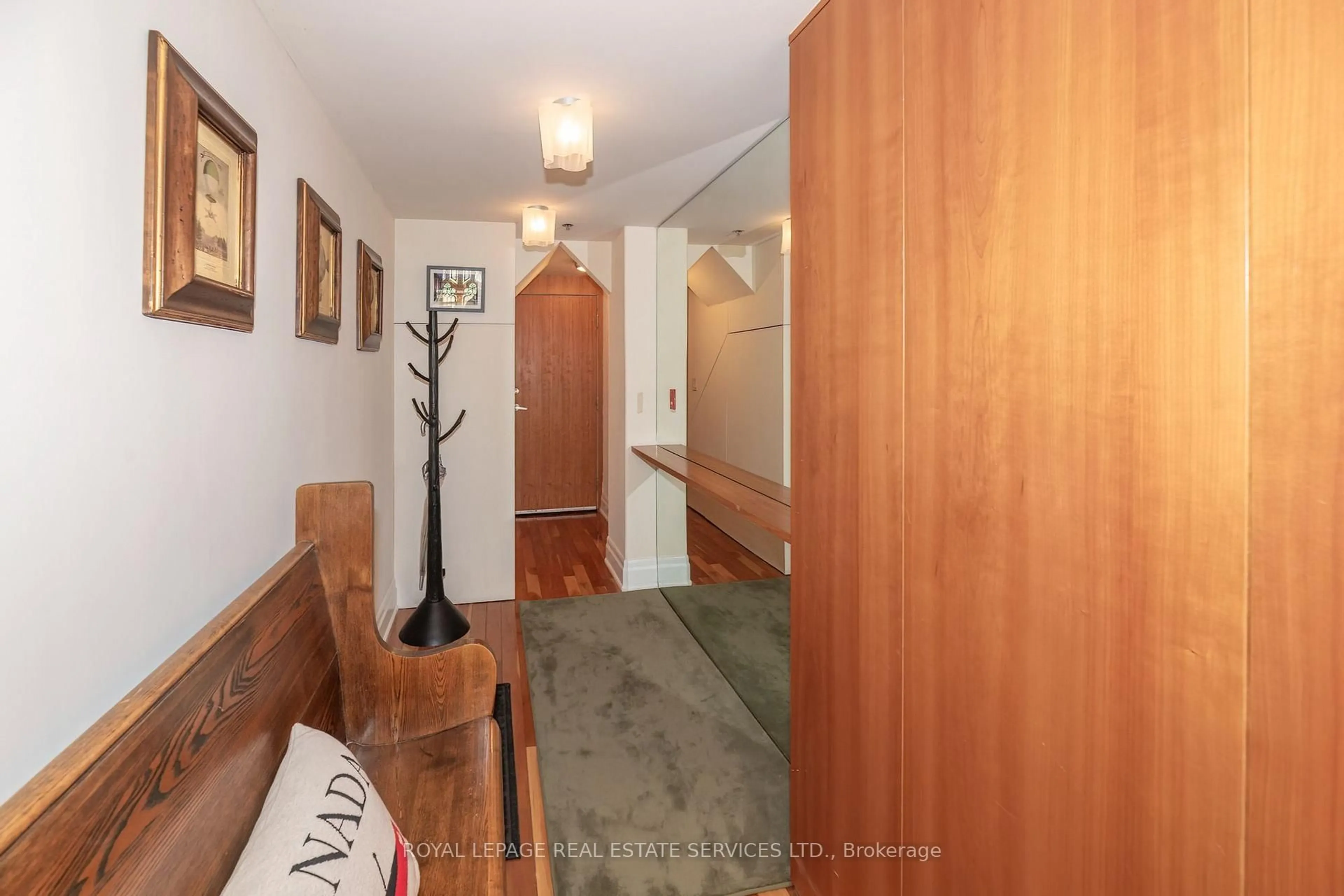 Indoor foyer for 384 Sunnyside Ave #308, Toronto Ontario M6R 2S1