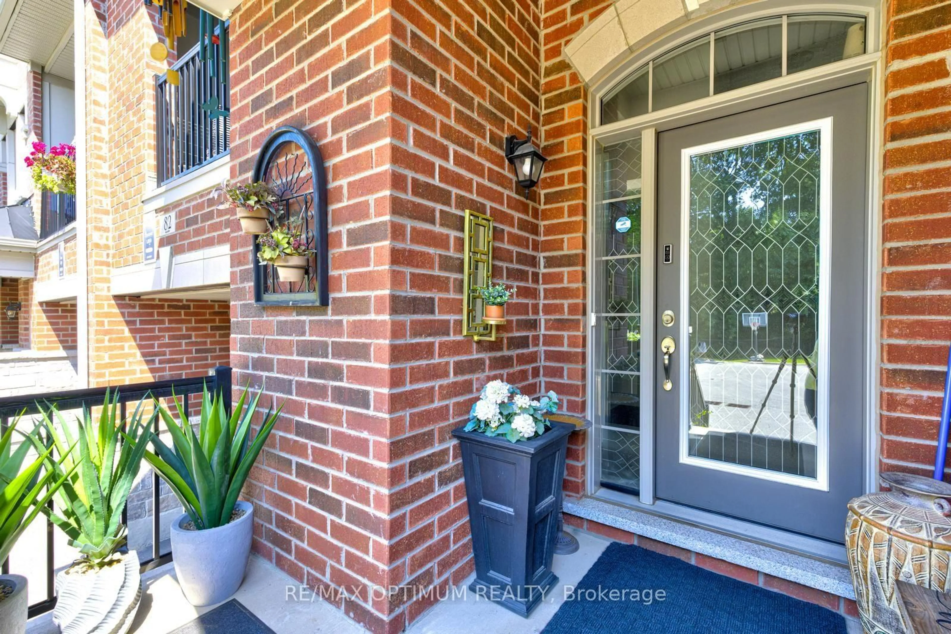 Indoor entryway for 82 Oakmore Lane, Brampton Ontario L6Y 6H5
