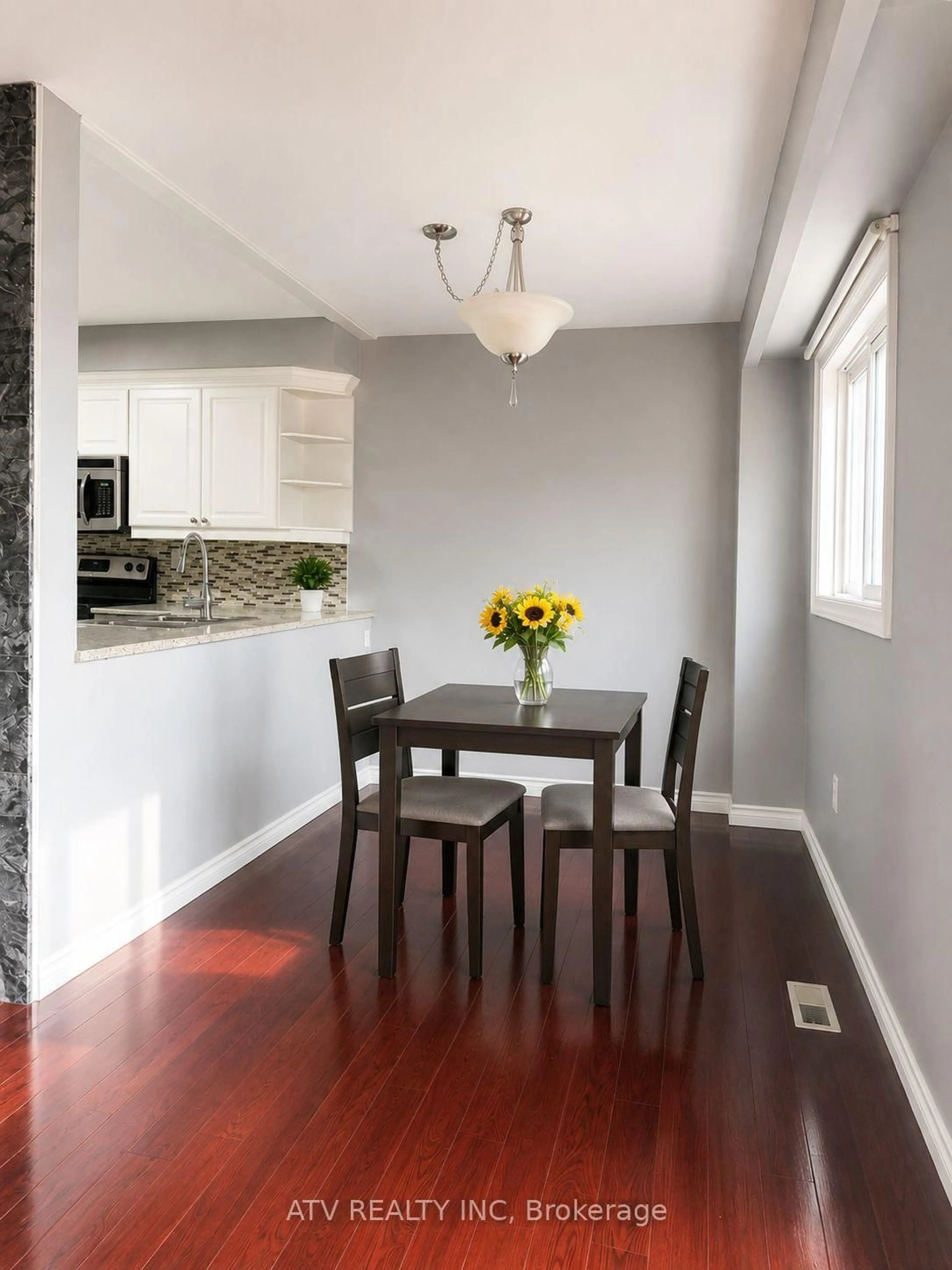 Dining room, wood/laminate floor for 1538 Lancaster Dr #119, Oakville Ontario L6H 2Z3