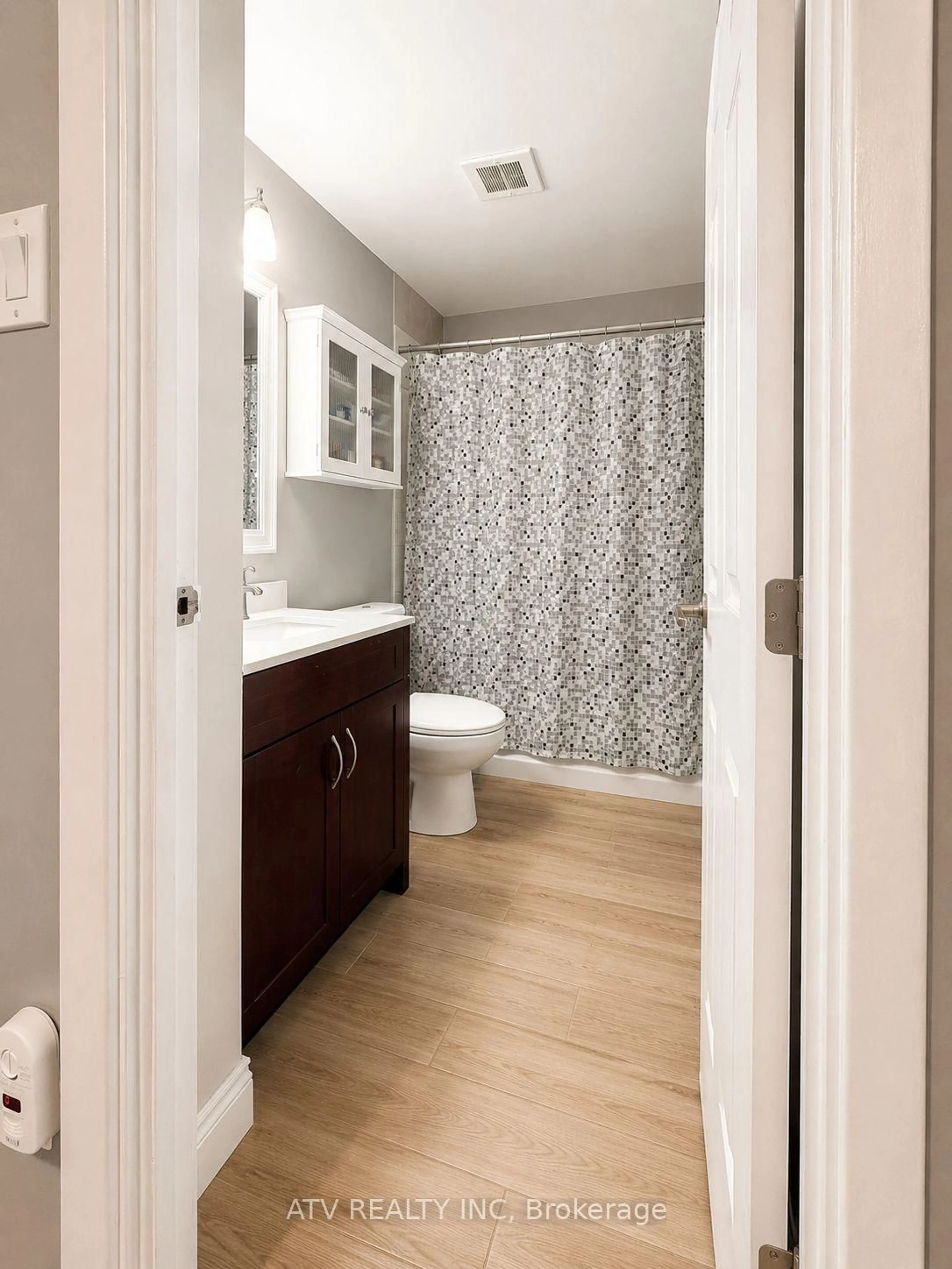 Contemporary bathroom, unknown for 1538 Lancaster Dr #119, Oakville Ontario L6H 2Z3