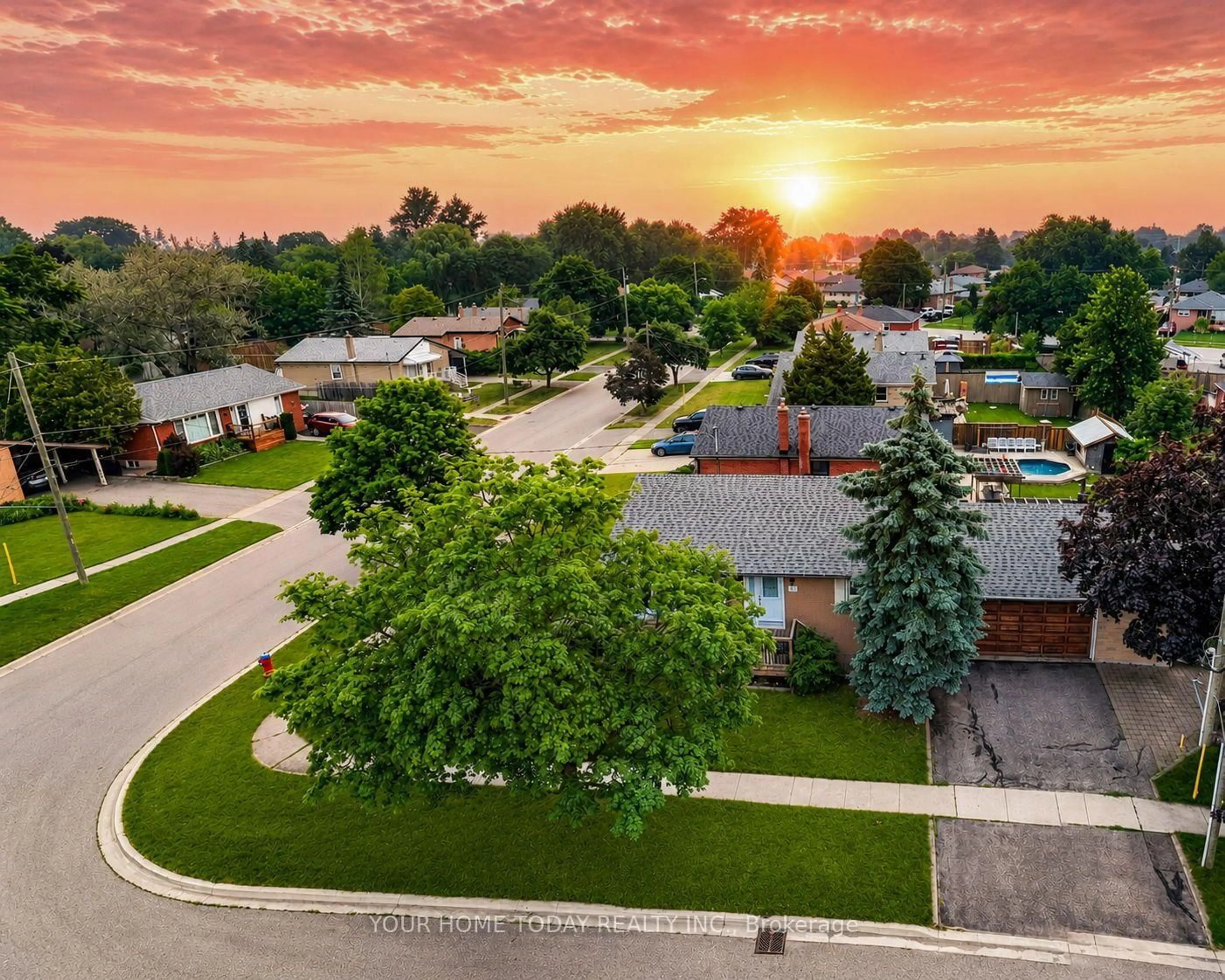 A pic from outside/outdoor area/front of a property/back of a property/a pic from drone, street for 22 Norton Cres, Halton Hills Ontario L7G 1N2