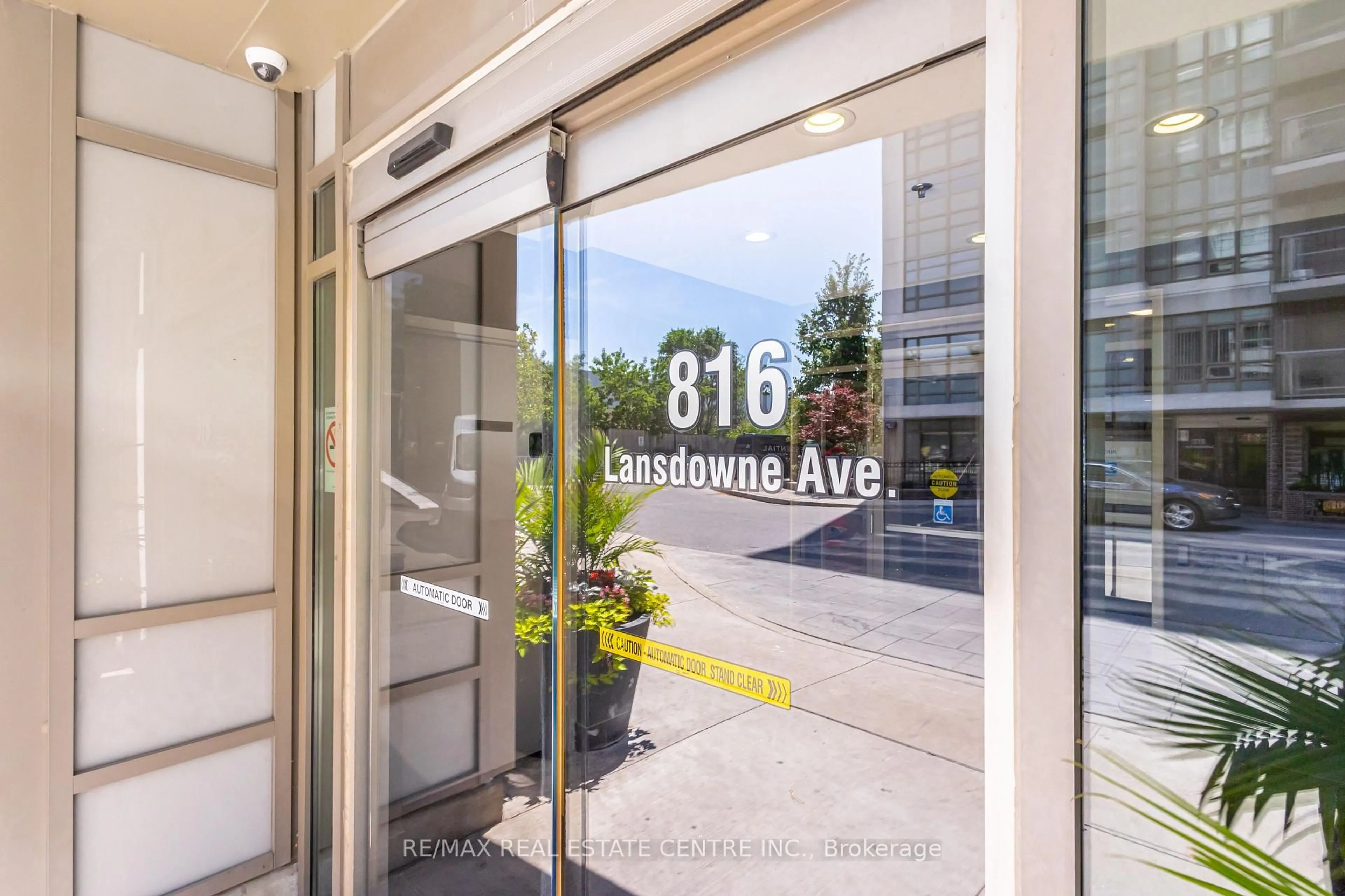 Indoor foyer for 816 Lansdowne Ave #1409, Toronto Ontario M6H 4K6