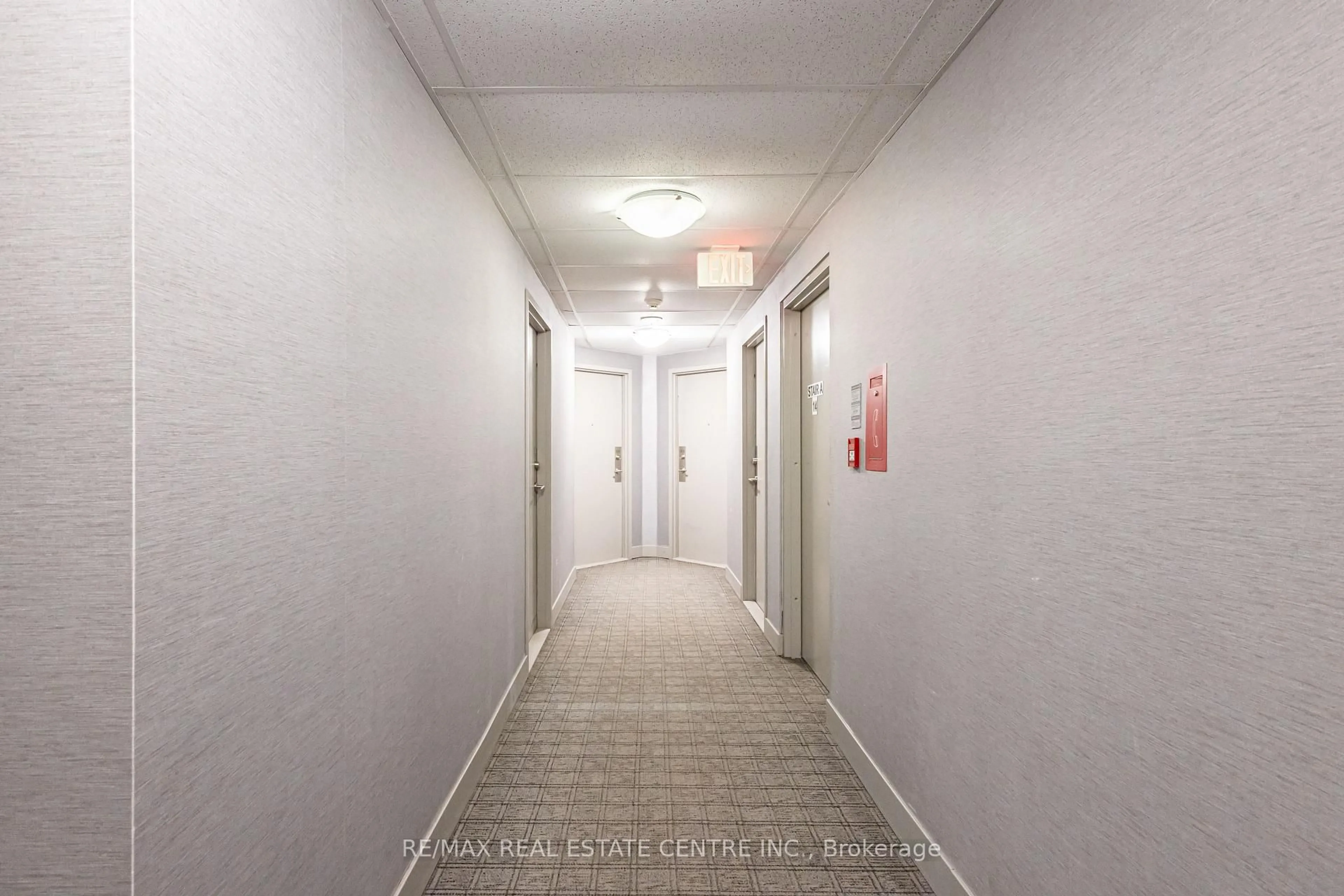 Indoor foyer for 816 Lansdowne Ave #1409, Toronto Ontario M6H 4K6