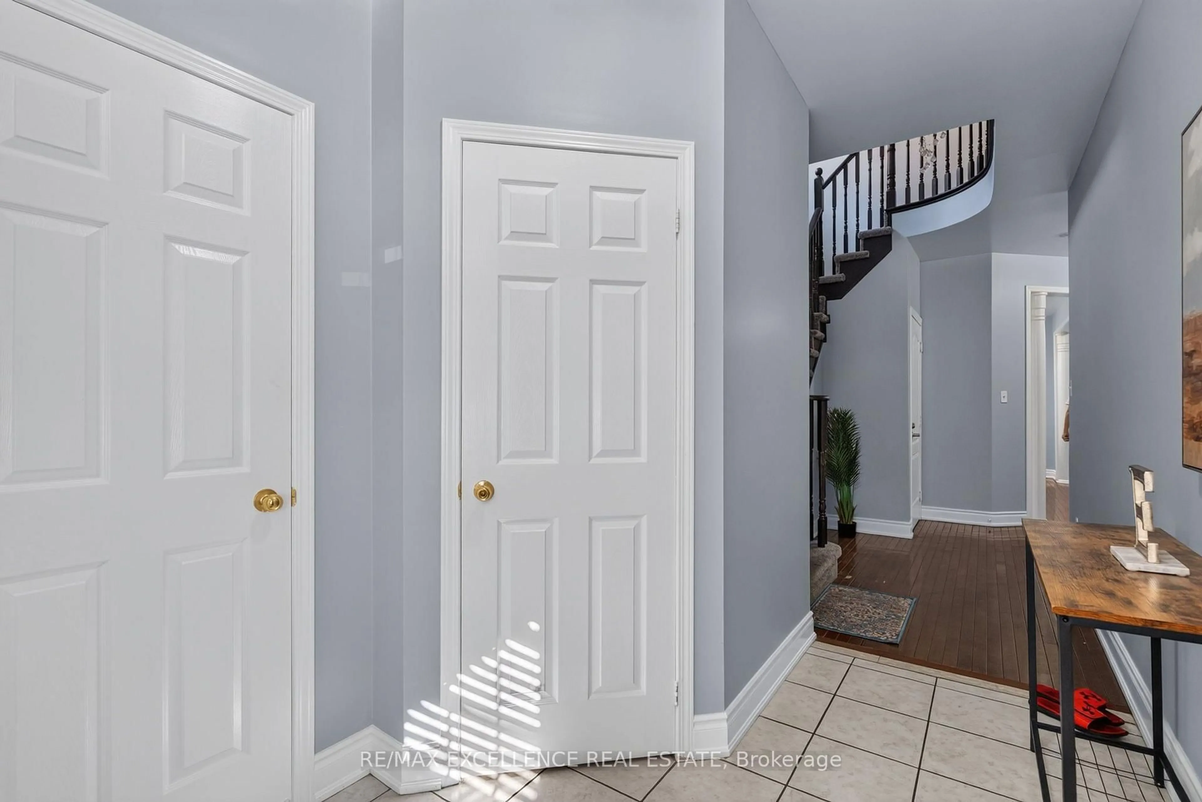 Indoor entryway for 12 Summitgreen Cres, Brampton Ontario L6R 0T4
