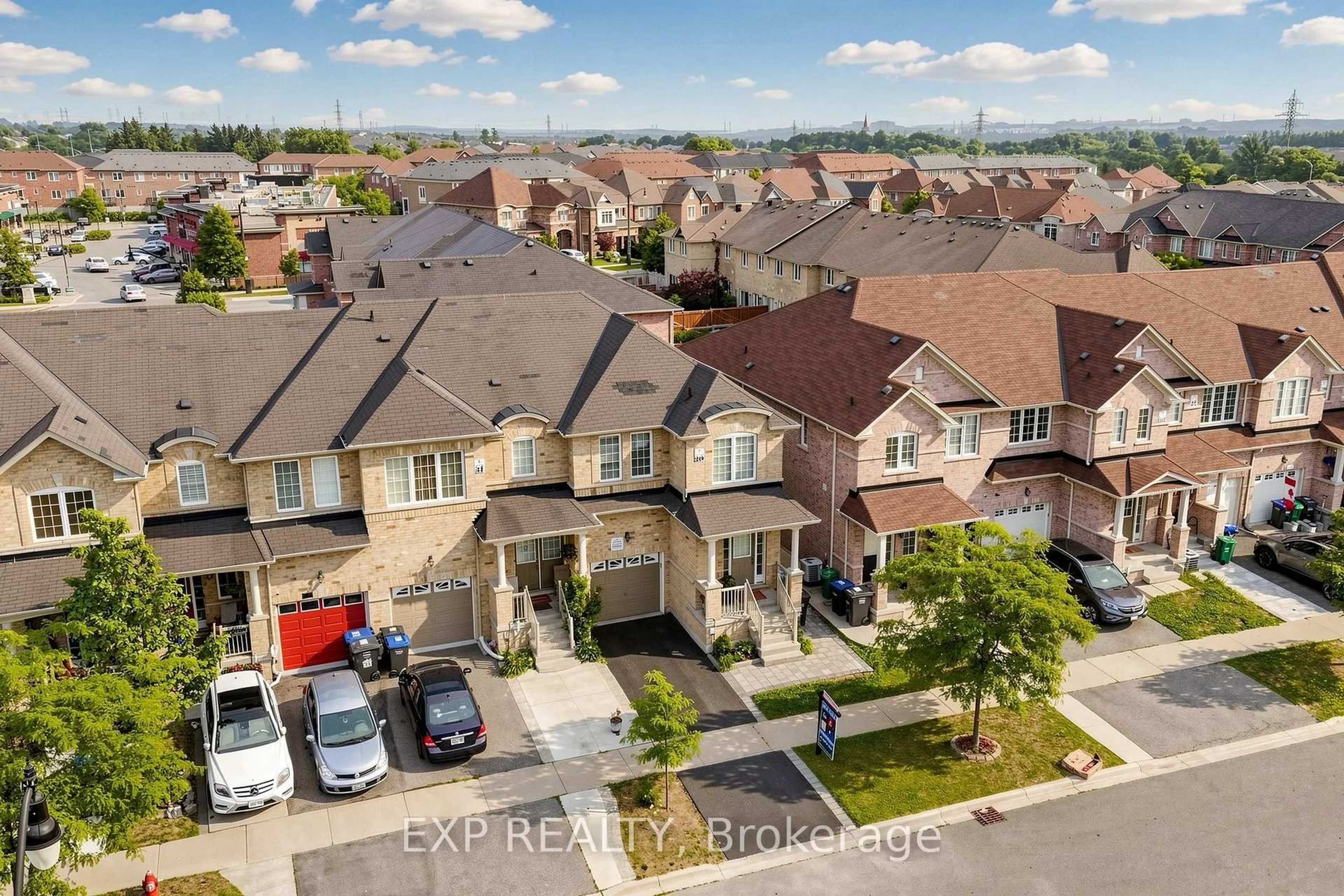 A pic from outside/outdoor area/front of a property/back of a property/a pic from drone, street for 27 Hatton Crt, Brampton Ontario L6Y 5T5
