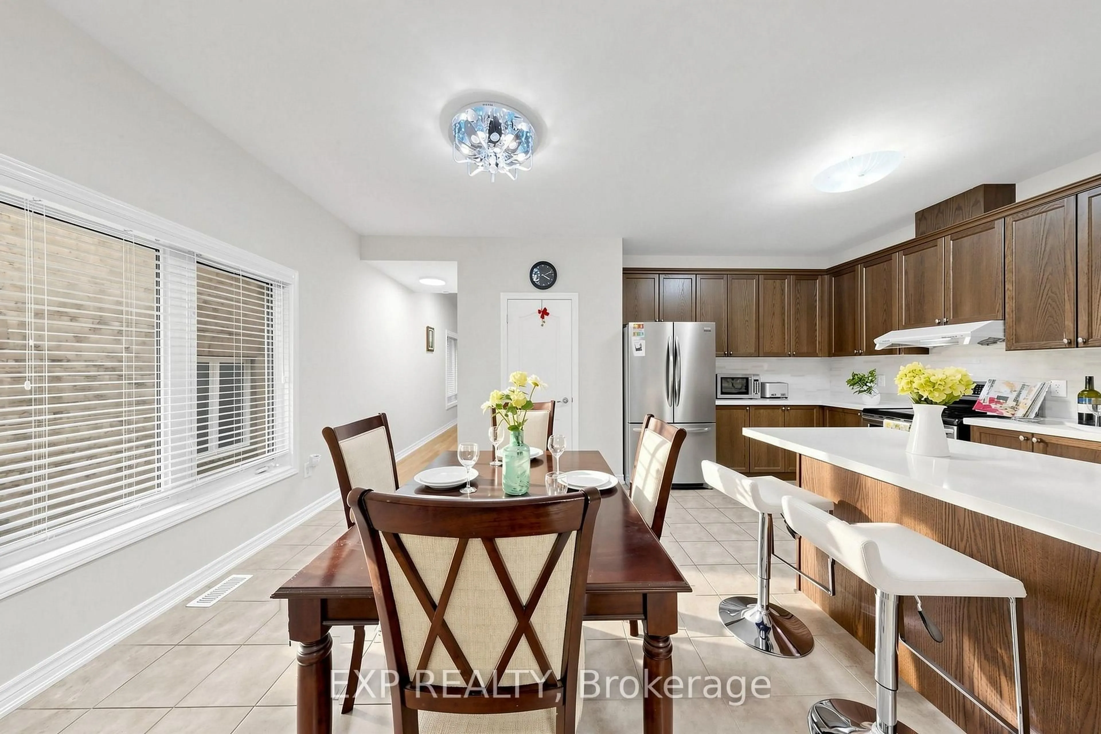 Open concept kitchen, unknown for 27 Hatton Crt, Brampton Ontario L6Y 5T5