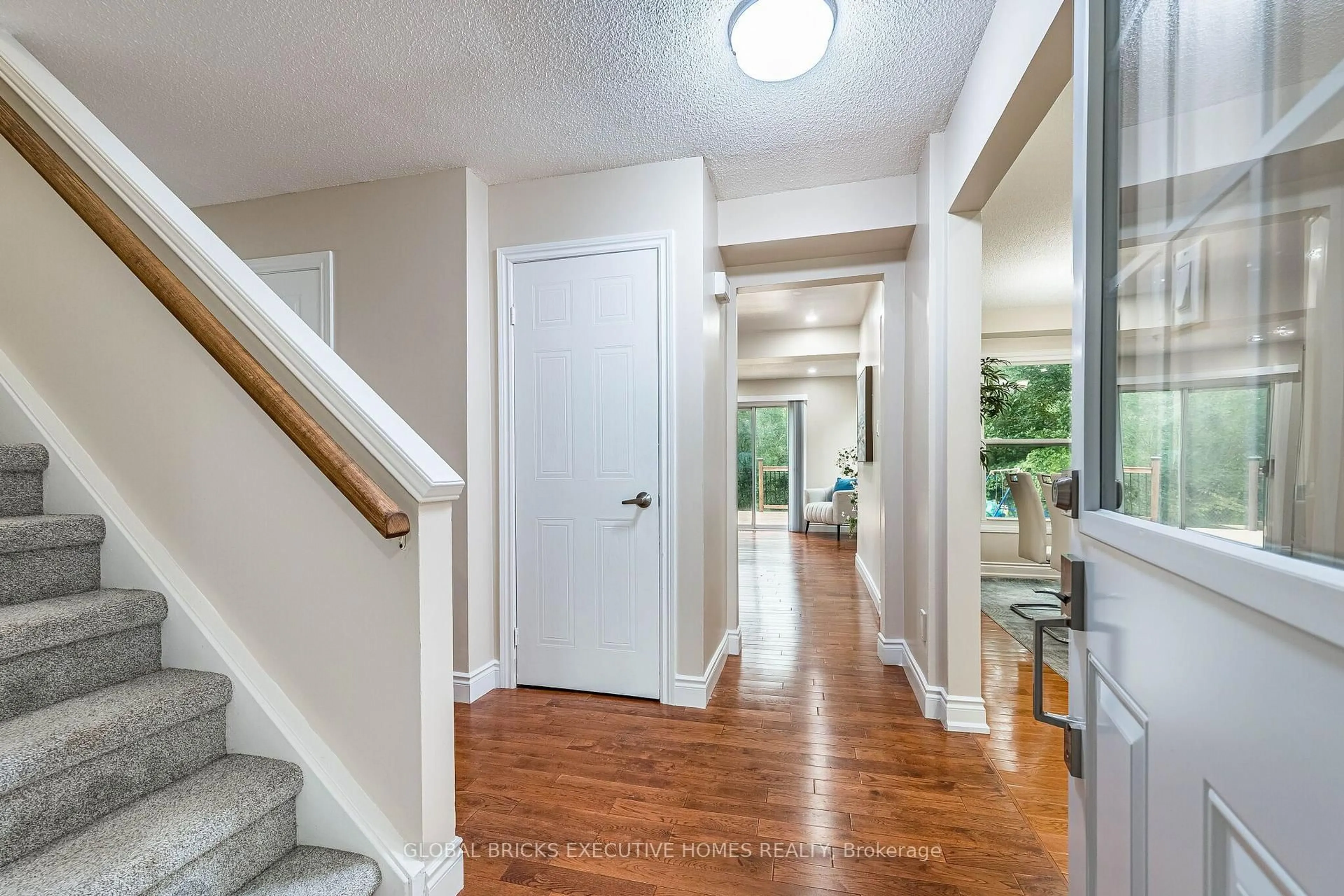 Indoor entryway for 2150 Hunt Cres, Burlington Ontario L7M 2P3