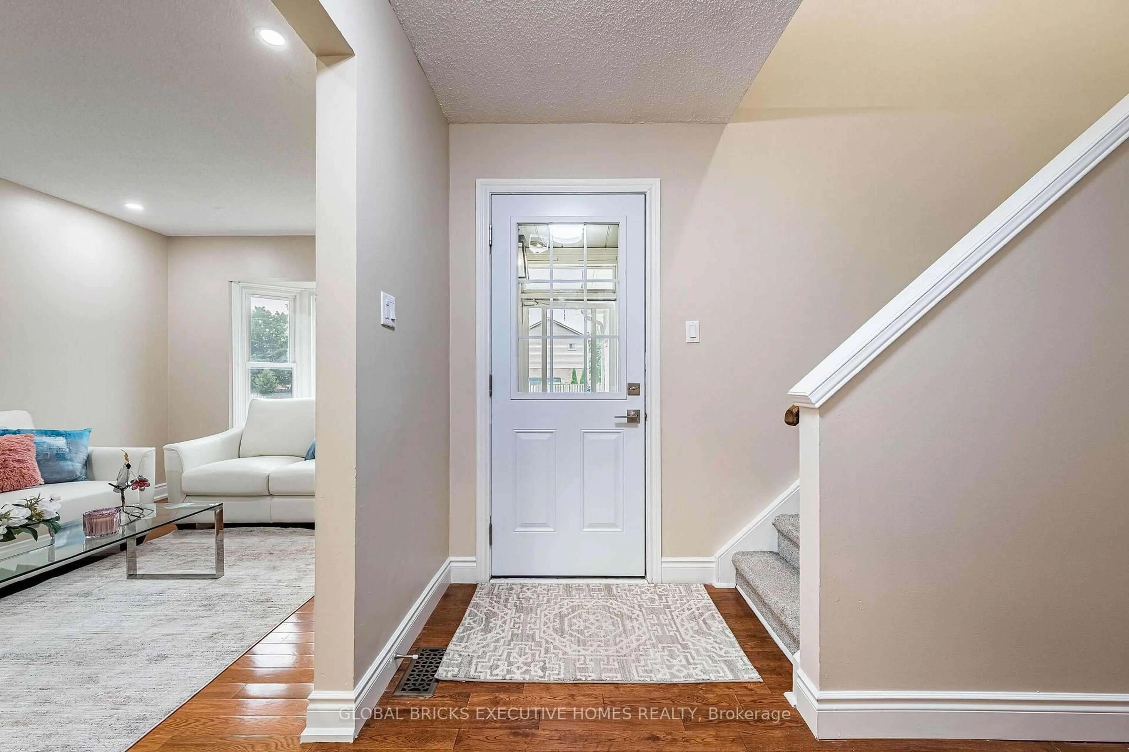 Indoor entryway for 2150 Hunt Cres, Burlington Ontario L7M 2P3