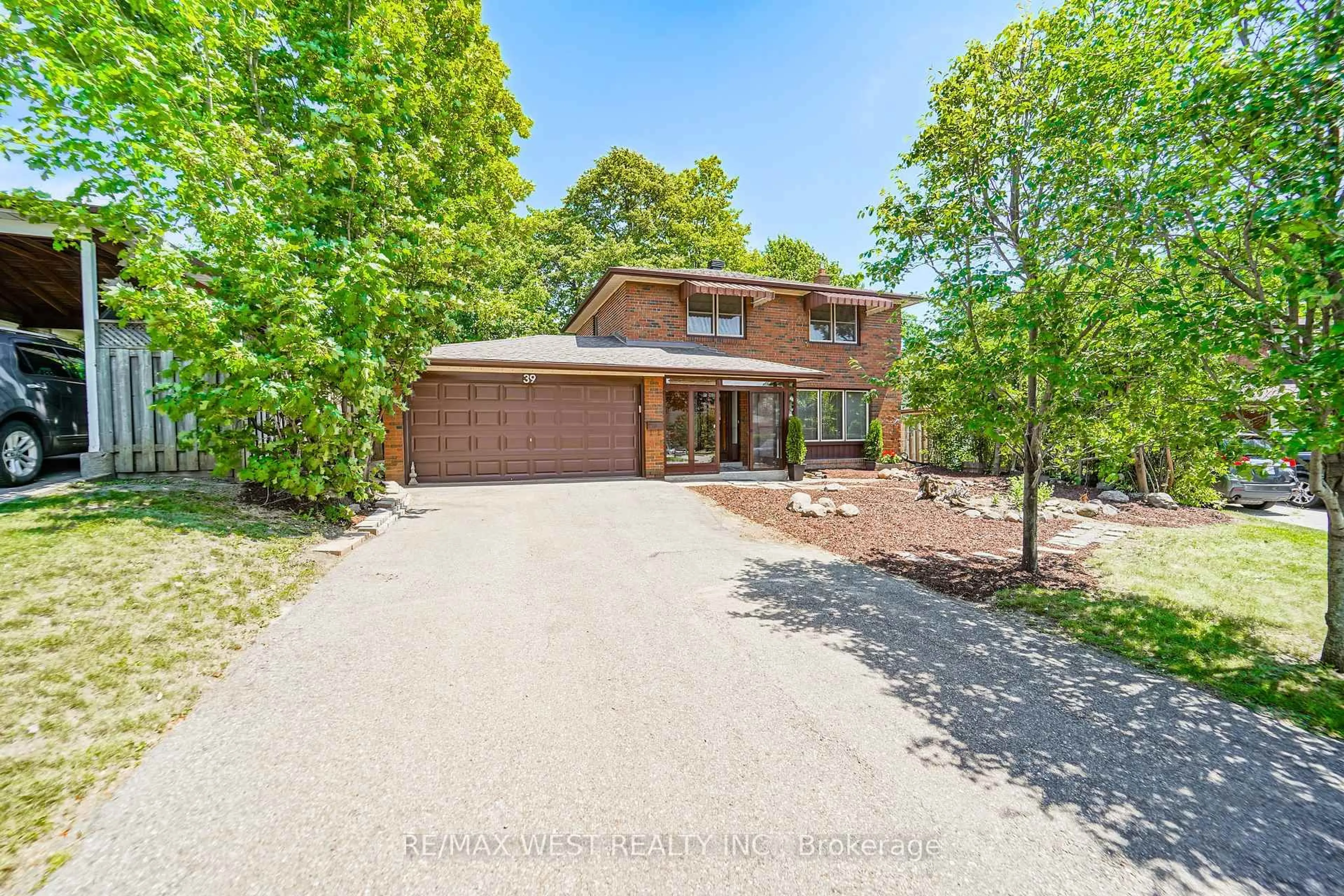 A pic from outside/outdoor area/front of a property/back of a property/a pic from drone, street for 39 Madron Cres, Toronto Ontario M3J 1H8