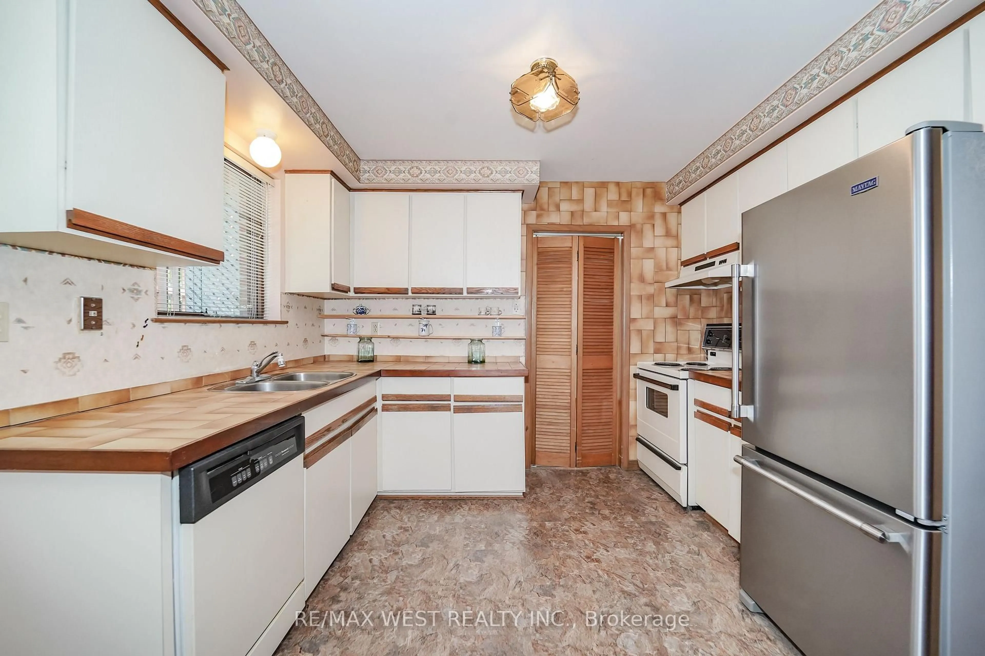 Standard kitchen, ceramic/tile floor for 39 Madron Cres, Toronto Ontario M3J 1H8