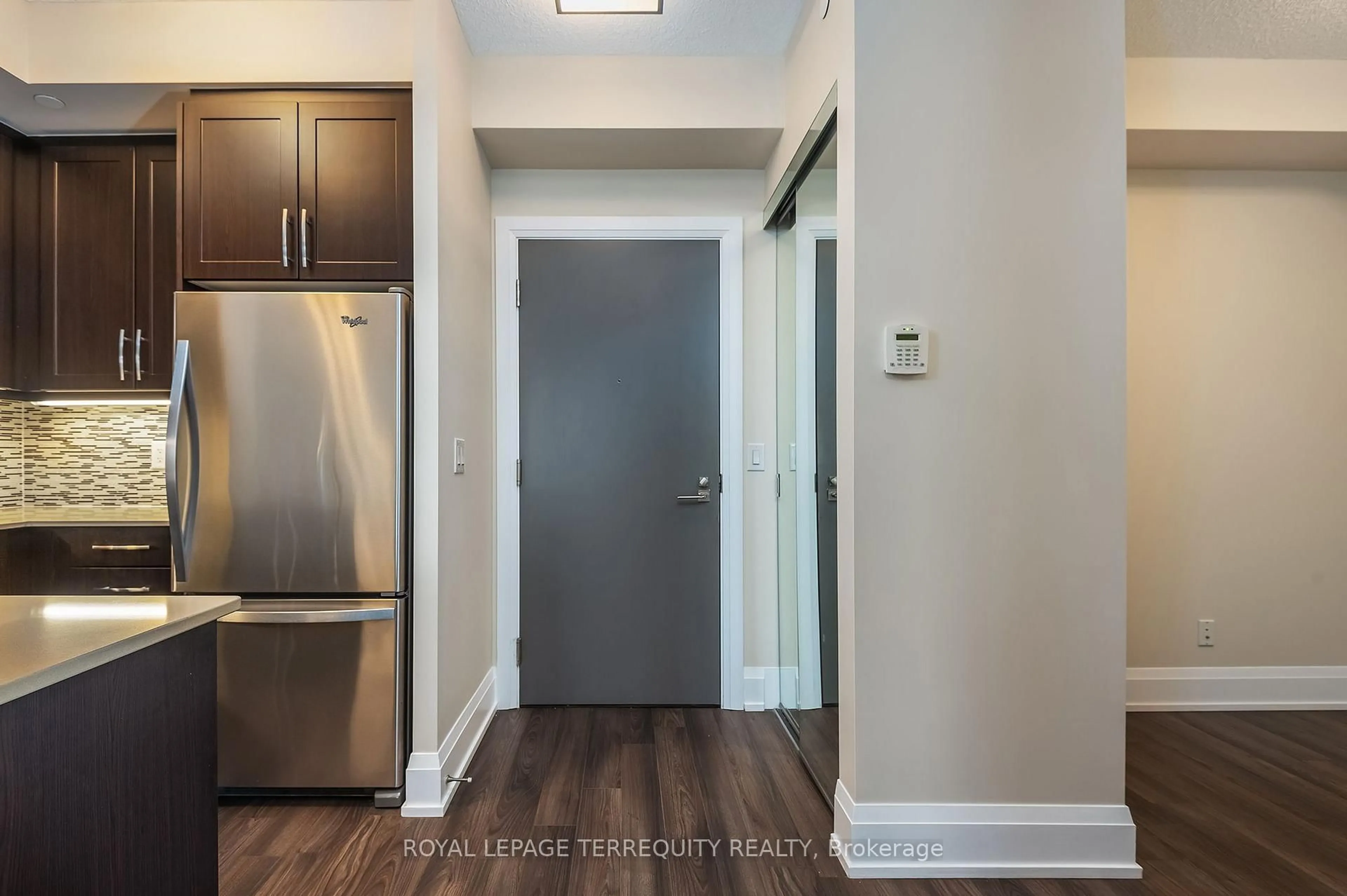 Indoor entryway for 1 Old Mill Dr #911, Toronto Ontario M6S 0A1