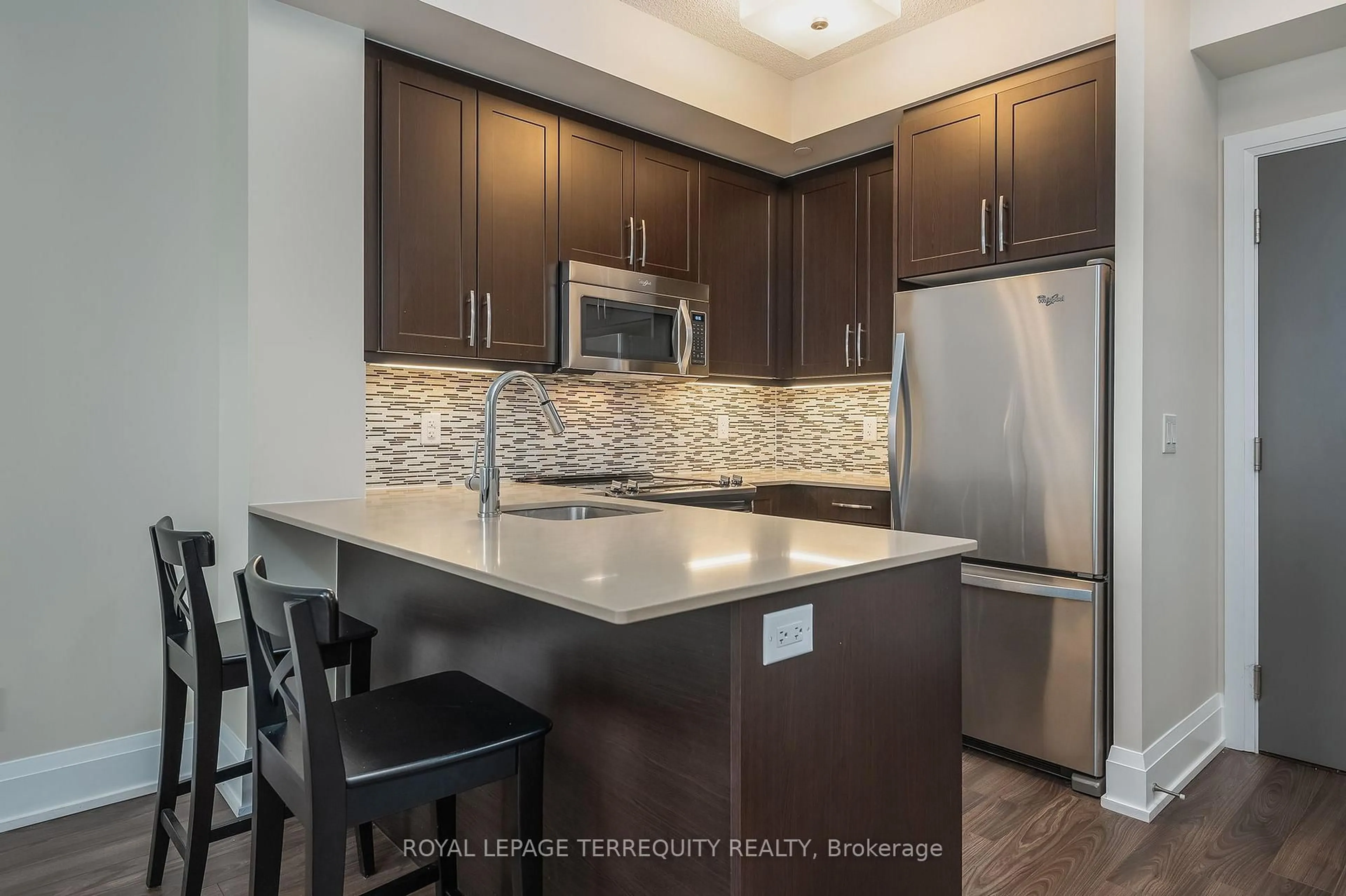 Open concept kitchen, ceramic/tile floor for 1 Old Mill Dr #911, Toronto Ontario M6S 0A1
