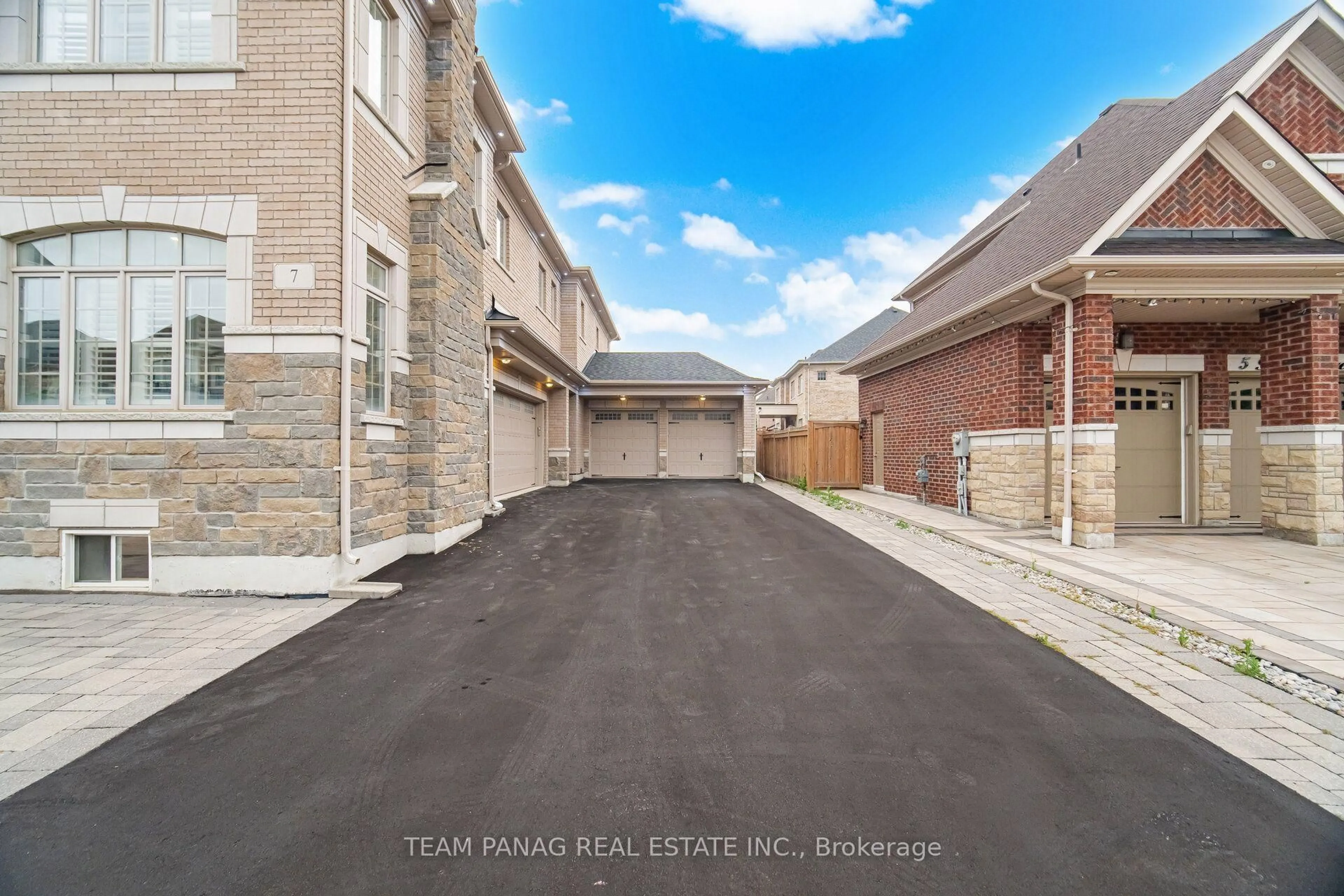Unknown for 7 Balloon Cres, Brampton Ontario L6P 4B7