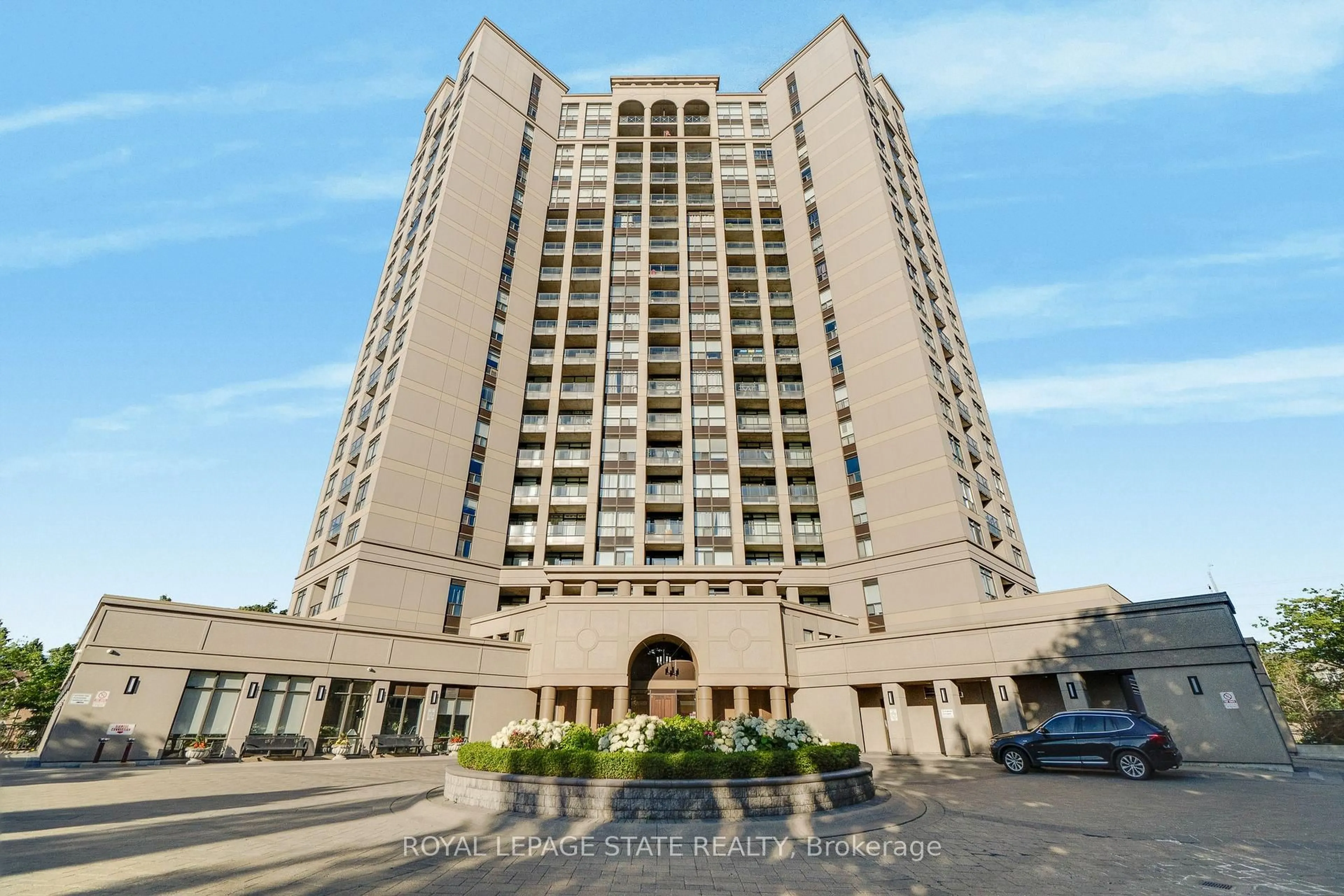 Indoor foyer for 220 Forum Dr #301, Mississauga Ontario L4Z 4K1