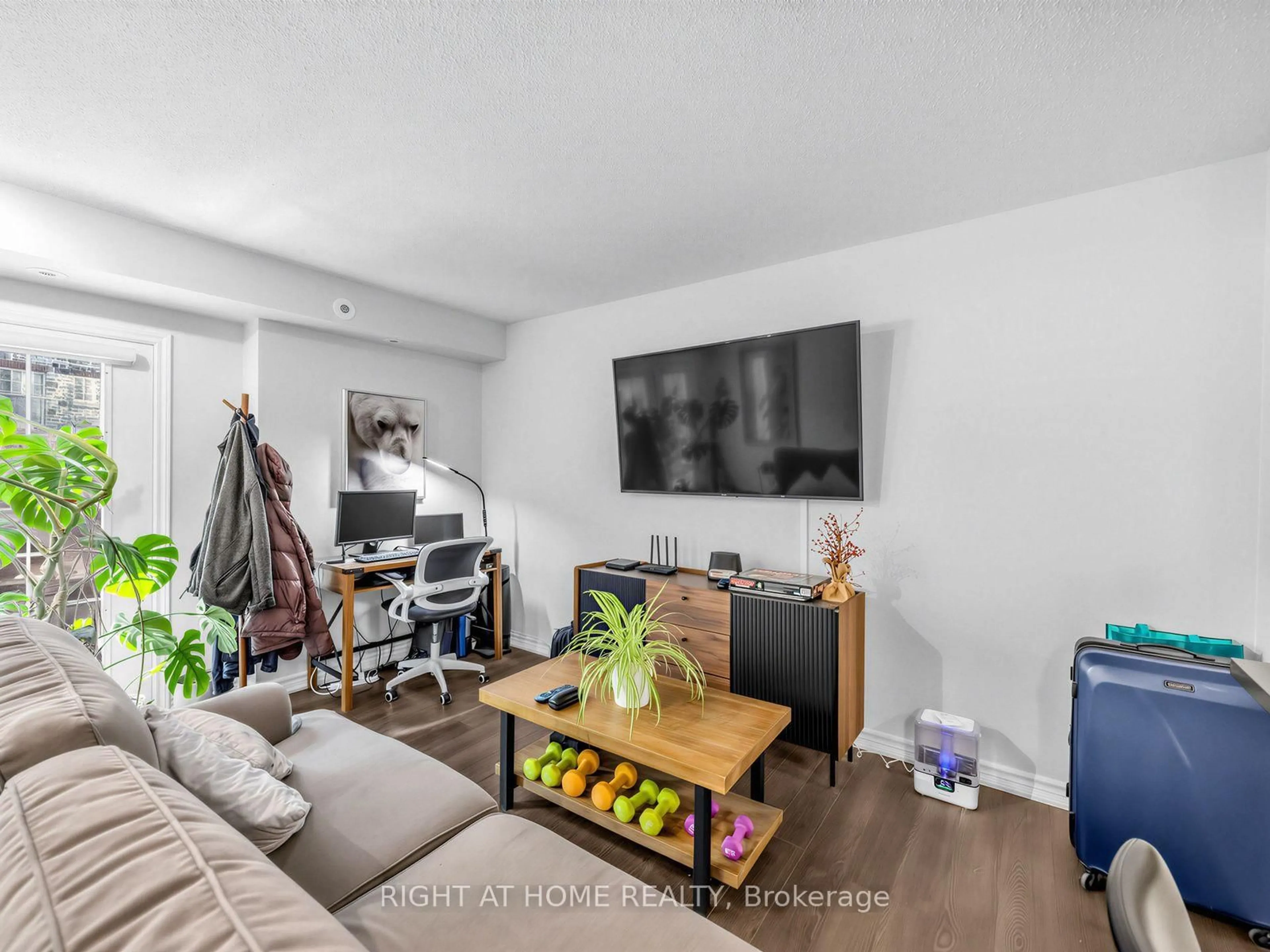 Unknown for 95 The Queensway #61, Toronto Ontario M6S 5A7