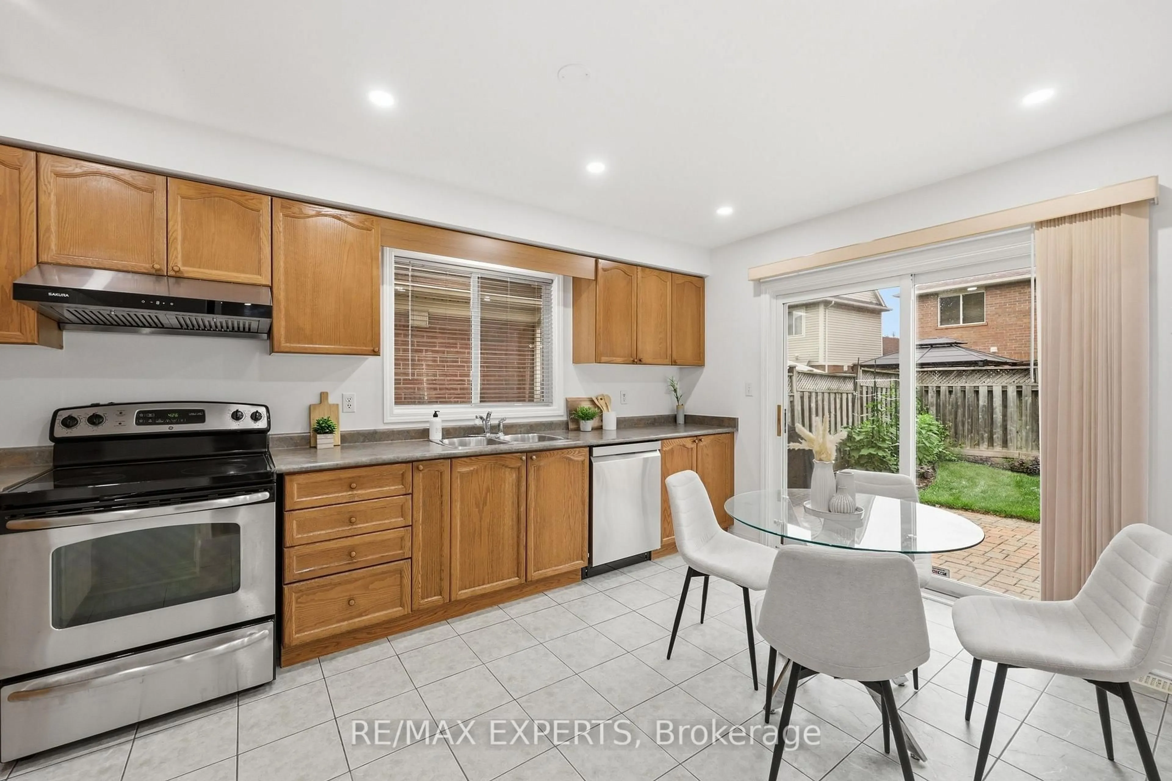 Open concept kitchen, ceramic/tile floor for 554 Caverhill Cres, Milton Ontario L9T 5K6