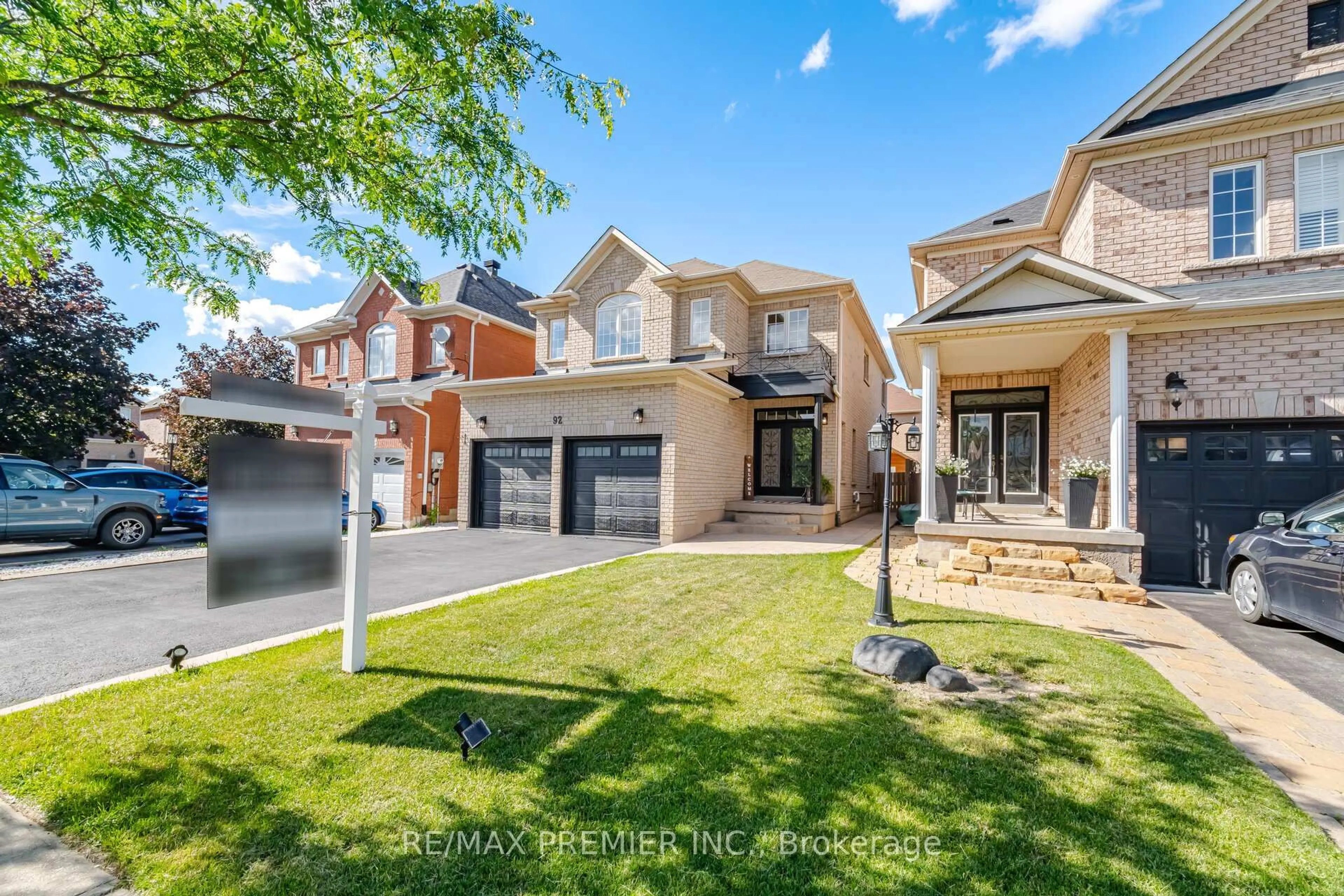 Home with brick exterior material, street for 92 Headwater Rd, Caledon Ontario L7E 2Z3