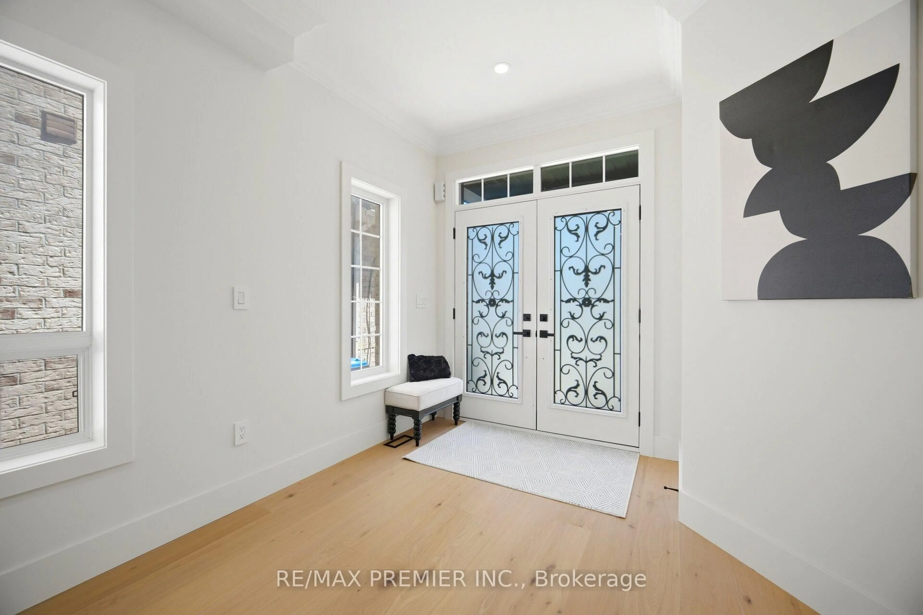 Indoor entryway for 92 Headwater Rd, Caledon Ontario L7E 2Z3