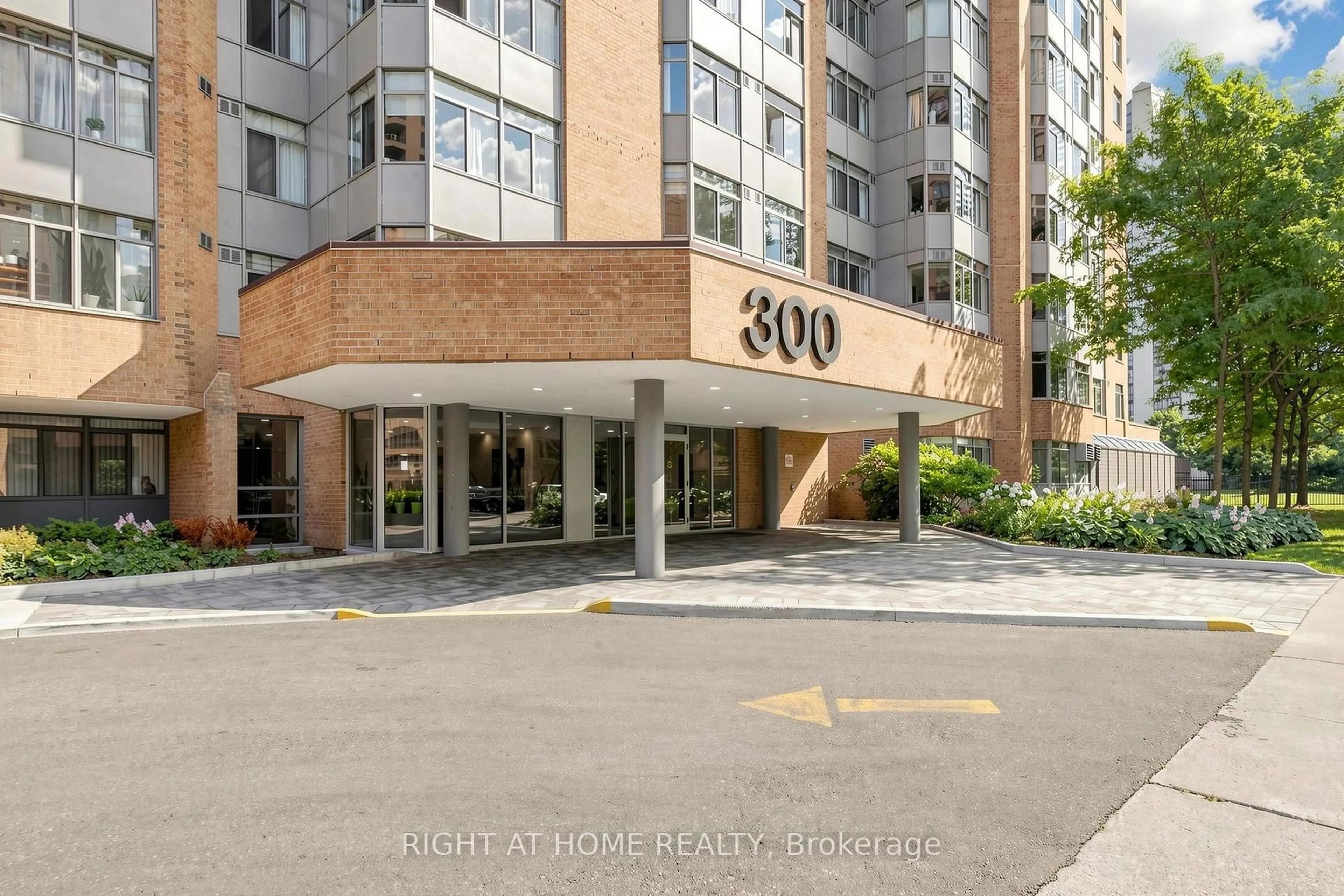 Indoor foyer for 300 Webb Dr #PH9, Mississauga Ontario L5B 3W3