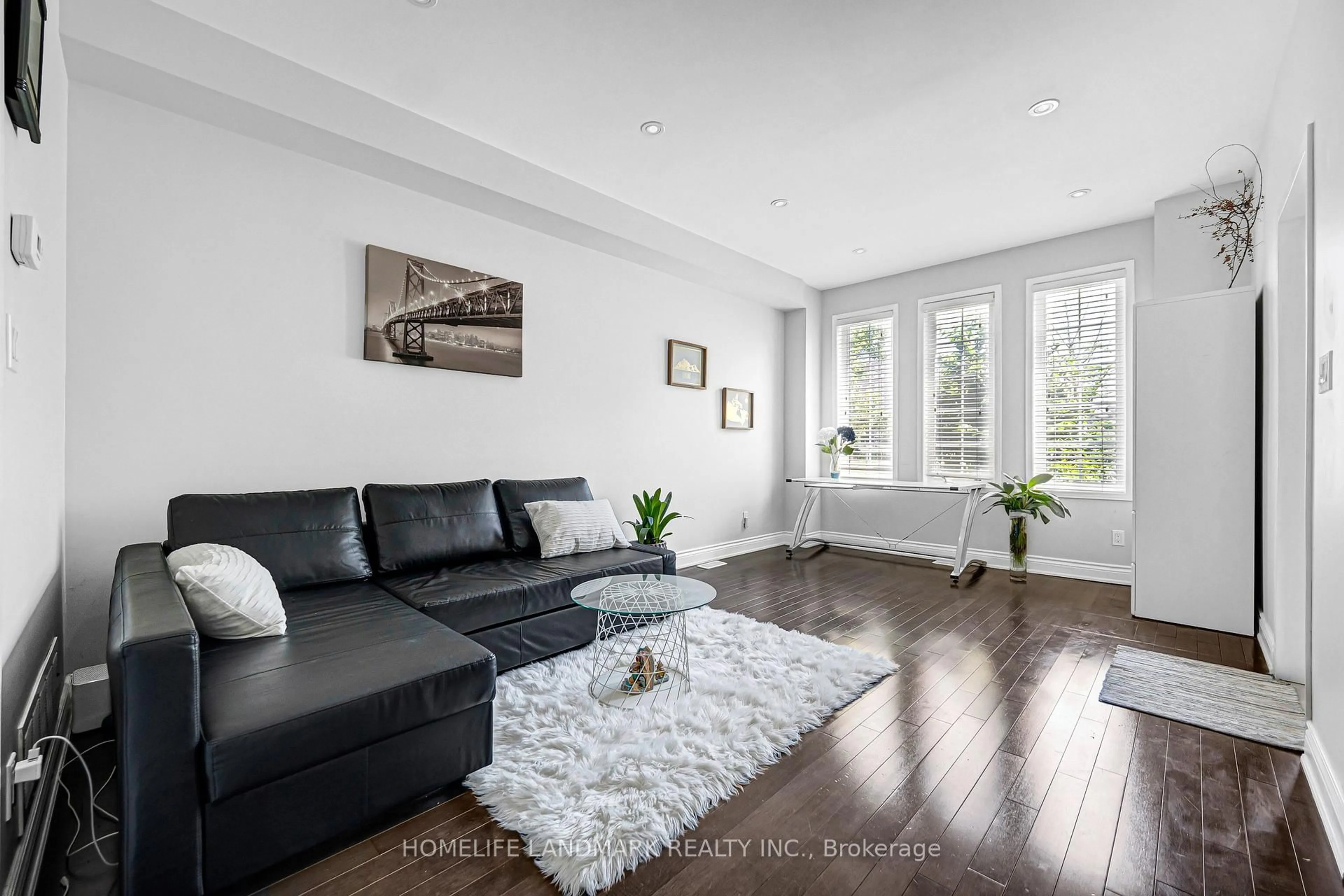 Living room with furniture, unknown for 293 Murray Ross Pkwy, Toronto Ontario M3J 3N7